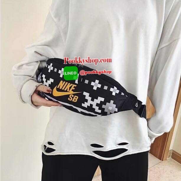 New!! งานใหม่มาแล้วค๊า❤️ รุ่นนี้น่ารักมาก Nike SB Belt bag พร้อมส่งที่ไทยก่อนใคร กระเป๋าสะพายคาดอกน้ำหนักเบา จุของได้เยอะเว่อออ ช่องเ้านหน้าเป็นซิปคู่ จุของได้เยอะมาก ใส่กระเป๋าเงินใบยาวได้เลยค่าสาวๆ มีช่องซ่ินด้านหลังให้อีก 1 ช่อง สายสะพายปรับสายต