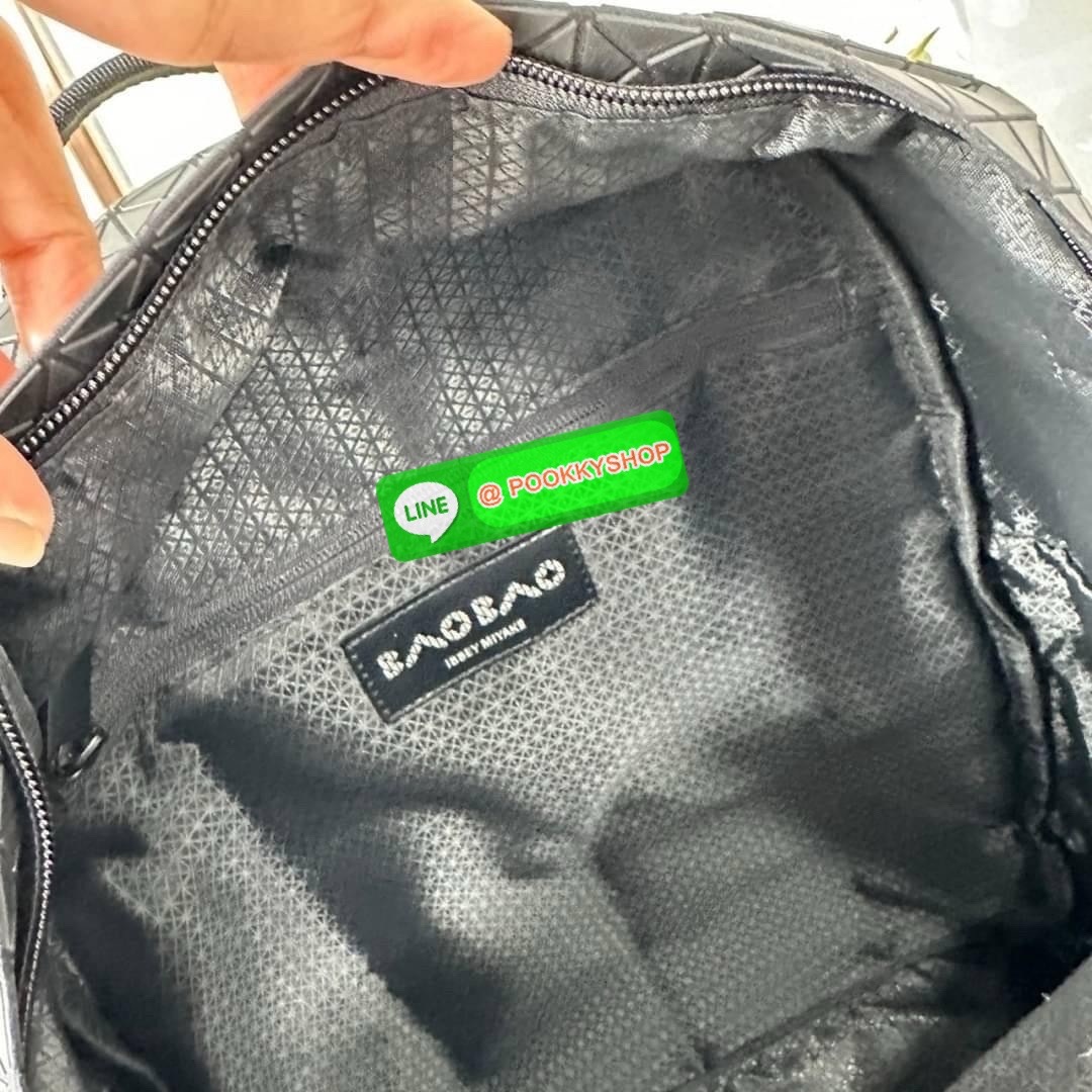 BAO BAO ISSEY MIYAKE KURO DAYPACK BACKPACK 🔖กระเป๋าเป้รุ่นฮอตทรงเรขาคณิตที่สุดในญี่ปุ่น KURO ภาษาญี่ปุ่นคือมาความเก๋ไก๋ เป็นกระเป๋าเป้ที่น้ำหนักแต่สามารถรับน้ำหนักได้ดี 🔖วัสดุ โพลียูรีเทน(Polyurethane) น้ำหนักเบา มีความแข็งแรง 🔖เปิ