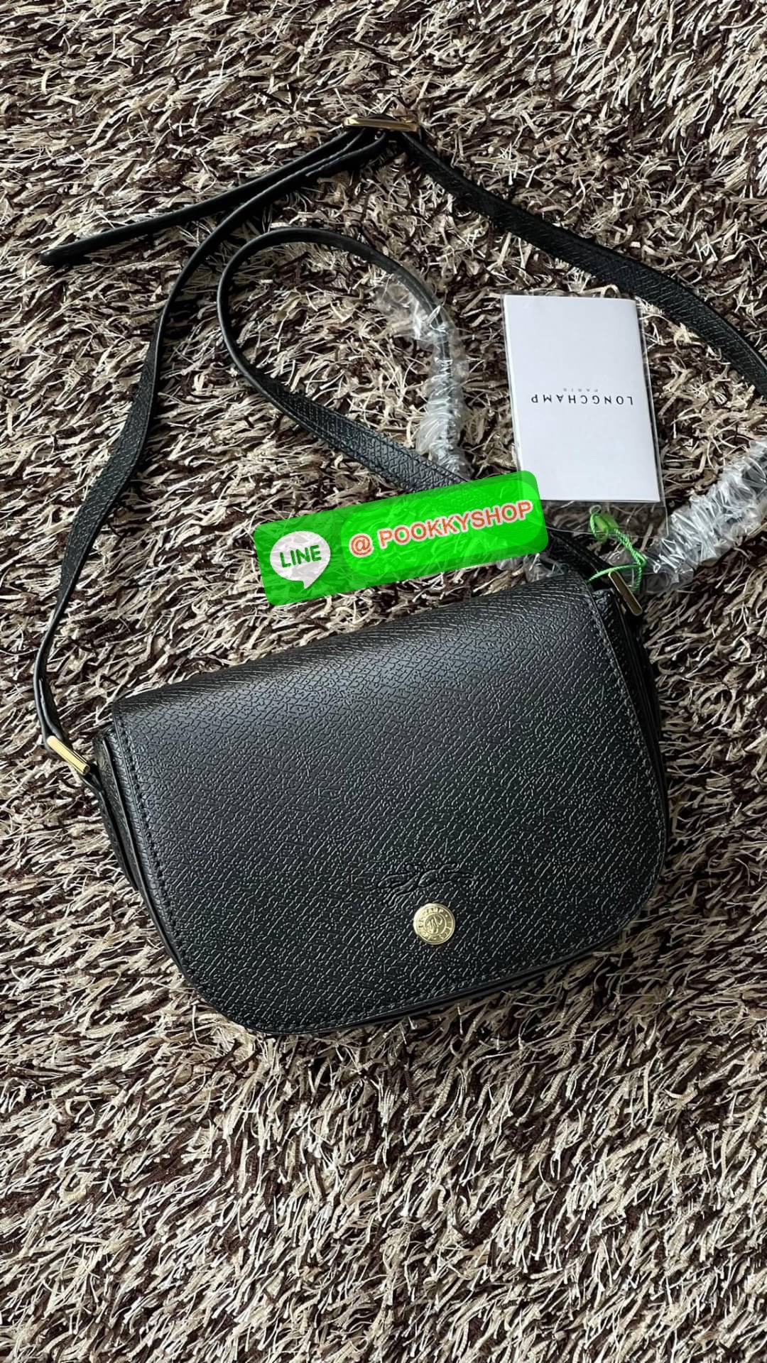 💕Longchamp Epure Crossbody Bag ด้วยรูปแบบที่ชวนให้นึกถึงฝาพับของ Le Pliage กระเป๋าสะพายข้างขนาดเล็กใบนี้มีทั้งความอ่อนเยาว์และความเป็นผู้หญิงในเสน่ห์ของมัน โดดเด่นด้วยรูปทรงกระเป๋าแบบอานม้า ยกย่องให้กับตำนานนักขี่ม้าของ Longchamp EPURE สายสะพายซึ่