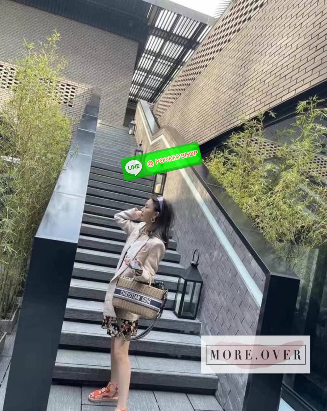 ทรงนี้จุของได้เยอะค่ะ ดาราเซเลปใช้กันเยอะเลยจ้า สาวๆ ต้องมีนะจ๊ะใบนี้น่ารักมากค่ะ แมทกับเสื้อผ้าได้ง่าย ดูเรียบหรูค่ะ กระโปรงสาน Chistian Dior แต่งลายชื่อแบรนด์ มีสายยาวครอสบอดี้ได้ค่ะ หรือจะถือก็น่ารักมากค่ะ ลุคคุณหนูมากค่ะ งานคุณภาพการันตี