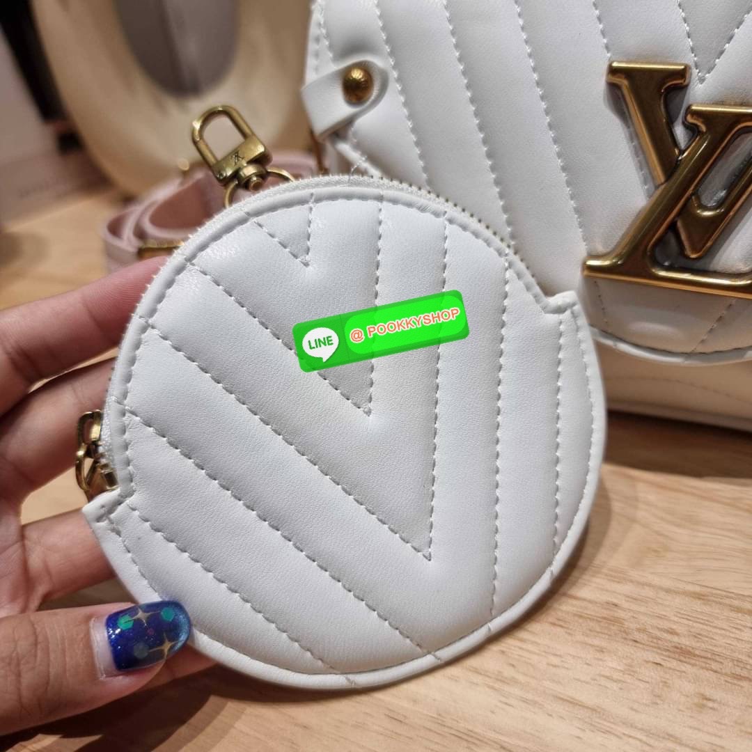 🔆 Model LV new wave pochette multi bag 🔆 Details กระเป๋าสะพายมัลติฟังก์ชั่น พรีเมี่ยมกิ๊ฟสุดหรู คุ้มจาก dutyfree มาพร้อม box set รับรองว่าดีงาม ลูกเล่นคลาสสิคผสานความวินเทจ มีสายสะพายให้ 2 เส้น และกระเป๋าใบลูก เล็กน่ารัก ภายในเป็นช่องโล่ง