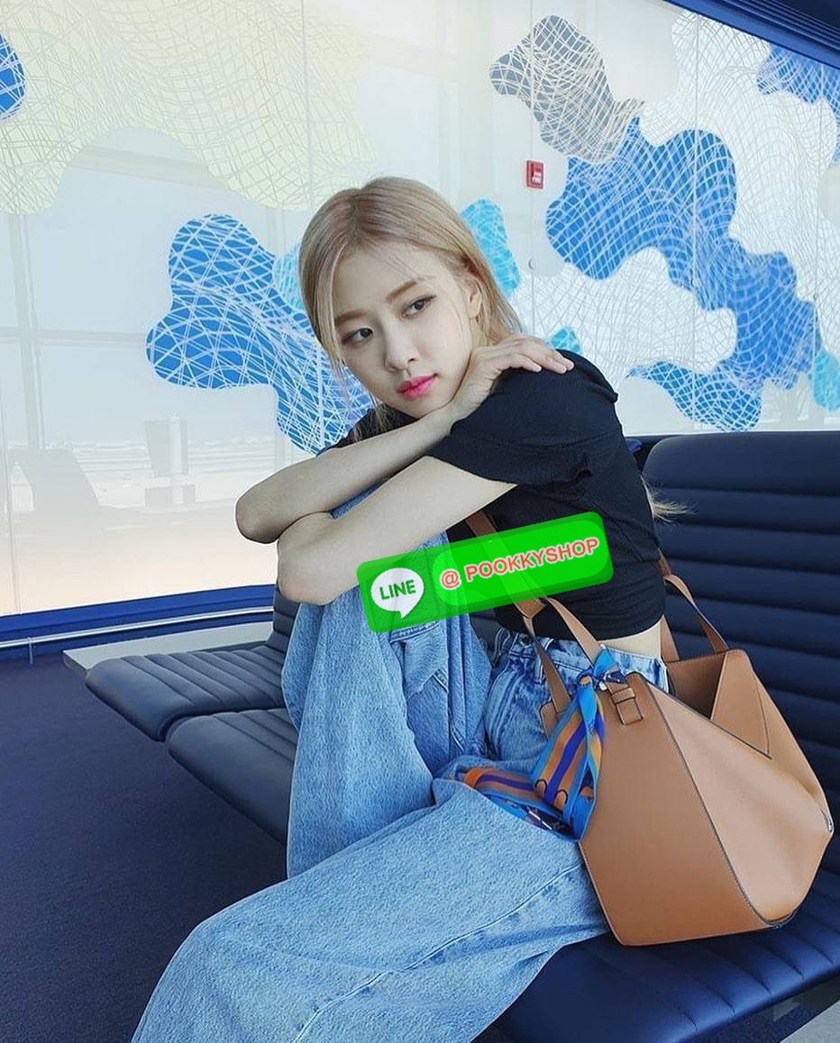 ✴️ห้ามพลาด!✴️LOEWE HANDLE & SHOULDER BAG VIP GIFT WITH PURCHASE (GWP) กระเป๋าถือหรือสะพายหนังแท้พรีเมี่ยมกิ๊ฟ Limited จาก LOEWE PERFUME DUTYFREE รุ่น Rare items สุดๆวัสดุหนังแท้ Calfskin หนังสวยดีไซน์มีเอกลักษณ์ ใบใหญ่กำลังดี น้ำหนักเบา ด้าน