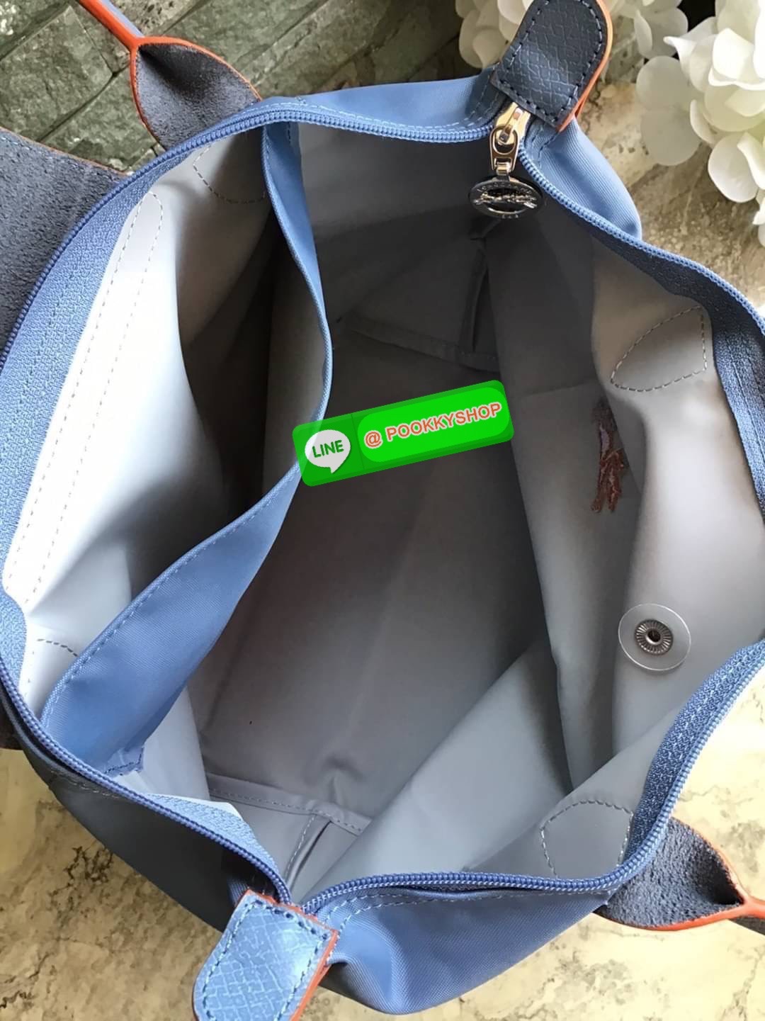 Longchamp Le Pliage Club Tote Bag Size S หูยาว วัสดุเนื้อผ้า Nylon Canvas เคลือบกันนำ้ ตัดด้วยหนังแท้ที่มีน้ำหนักเบา ดีไซน์เรียบง่ายแต่เต็มไปด้วยความคลาสสิก จนเป็นที่ชื่นชอบไปทั่วโลก Longchamp ปรับโฉม LE PLIAGE ด้วยการปักลายรูปม้า-ตราสัญลักษณ์ของแบรนด์บนผ