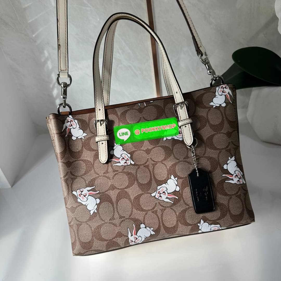 Coach Mollie Tote 25 In Signature Chambray Crossbody Sling Top Handle Bag Collection Rabbit Printed Style (CG302) กระเป๋าทรงTOTE เสริมลุคโดดเด่นต้อนรับปีกระต่าย ตกแต่งลายรูปกระต่ายน่ารัก วัสดุหนังแคนวาสเคลือบลาย ภายในโล่งกว้าง มีช่องซิปตรงกลางใส่ของได้ ขน