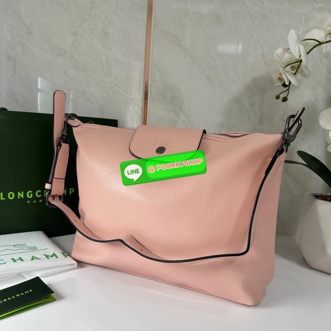 LONGCHAM LE PLIAGE XTRA Hobo bag M กระเป๋าสะพายไหล่ HOBO ออกแบบเพื่อให้ดูเรียบหรูหรา มีความสง่า รูปทรงเก๋ไก๋ วัสดุหนังแกะนิ่มมือ สายสะพายไหล่ปรับระดับได้และถอดออกถือได้ เปิด- ปิด ด้วย ซิป ภายใน ช่องโล่งกว้าง มีช่องซิปแยก ใบใหญ่สามารถใส่ของได้เยอะคะ