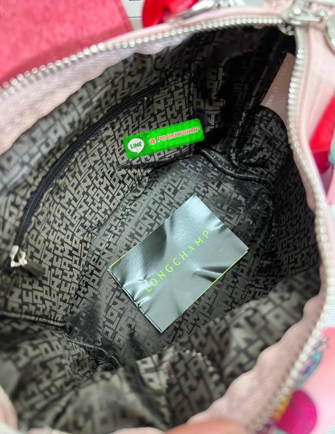 มาเพิ่มให้แล้ว ใครพลาดรอบที่แล้วรอบนี้อย่ารอช้า ก่อนหมดอีกก😘 LIMITED OF JAPAN LONGCHAMP TOTE 2WAY BAG LE PLIAGE EXTRA L1500 💌เป็นรุ่นที่สวยและดูดีมากๆ หนังแกะแท้ หนานุ่ม หลงรักน้องแน่นอนค่ะ สีสวยหวานละมุนมากๆ ภายในกว้างจุสัมภาระได้จุ สามาร