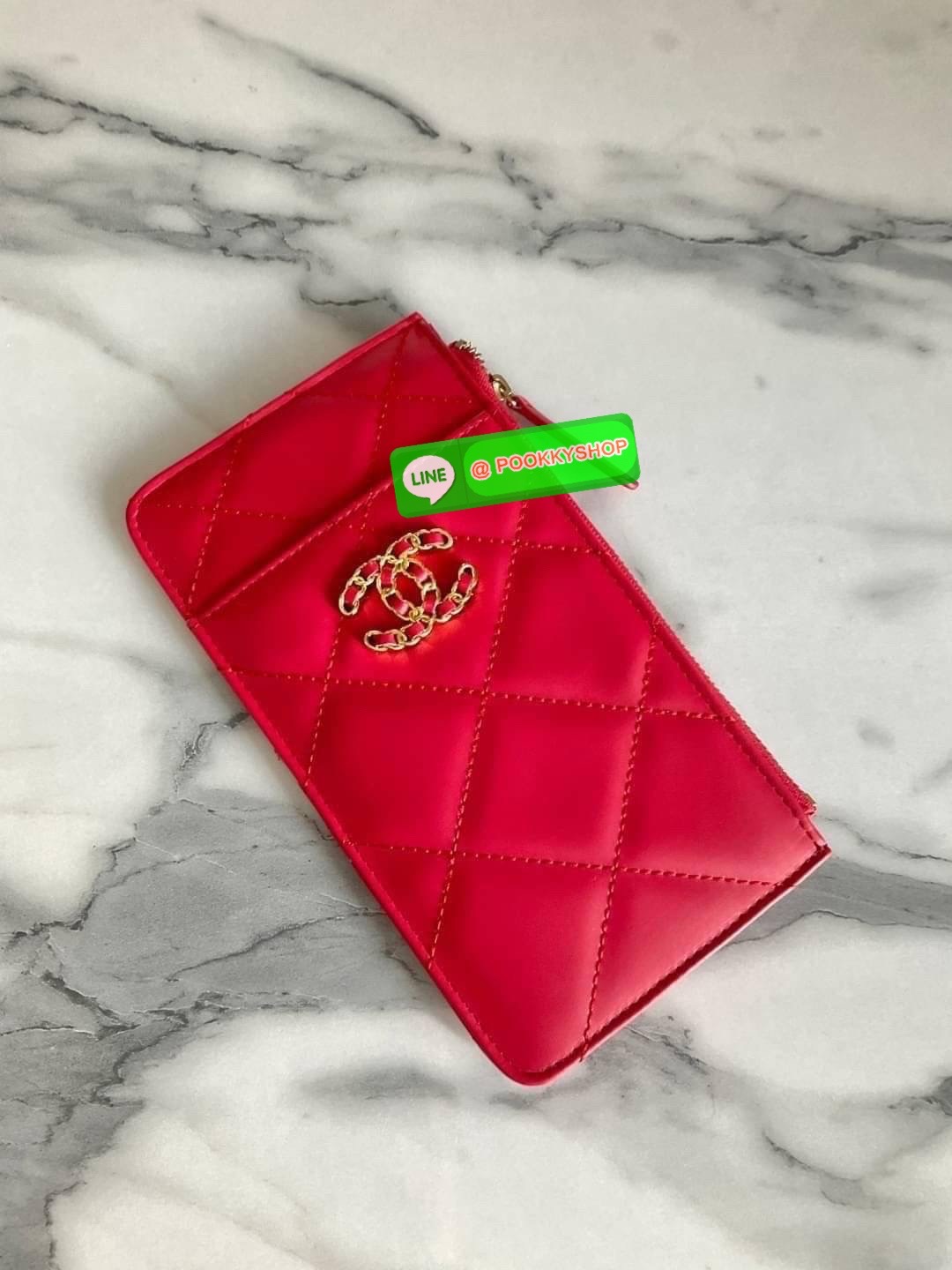 พร้อมส่งแล้วค่ะ ❤️🤍 พร้อมส่งที่ไทยค่าา กระเป๋าสตางค์รับทรัพย์ แนะนำรุ่นนี้เลยคะ งานกิ้ฟ กระเป๋าสตางค์ทรงสวย สะดุดตา หนังสัมผัสลายด้าน จากแบรนด์ CHANEL ด้านหน้ามีโลโก้แบรนด์ CC สีทองหรู มีช่องซิปยาว ใส่ธนบัตร ด้านหน้าใส่มือถือขนาดเท่า NOTE10