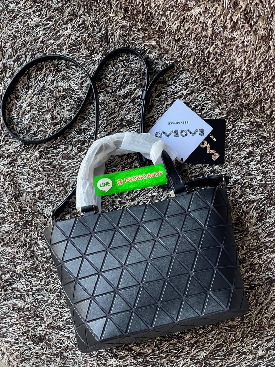 💕BAO BAO ISSEY MIYAKE MATTE CRYSTAL SMALL TOTE เป็นกระเป๋าทรงโท้ทที่มีความพิเศษด้วยการออกแบบแผ่นสามเหลี่ยมแบบใหม่จัดเรียงต่อกันในแนวตั้งเสริมกระเป๋าให้ดูหรูหรา ทันสมัย และดูมีเอกลักษณ์เป็นของตัวเอง อีกทั้งยังมีโครงสร้างฐานตาข่าย นอกจากช่วยให้กระเป