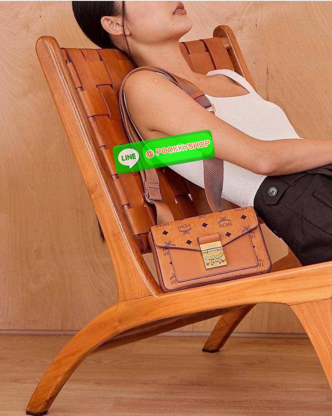 MCM SMALL MILLIE CROSSBODY IN VISETOAS กลับมาแน่นๆกับไอเท็มสุดฮิต!! ดาราเซเลปใช้กันเพียบ กระเป๋าสะพายข้าง ดีไซน์กึ่งสปอร์ต แต่แฝงความหรูในตัว ใช้งานง่ายด้วยขนาดที่พอเหมาะ และสายสะพายสปอร์ตที่สะพายคาดได้สะดวก จะสะพายข้าง สะพายแบบคาดอก ก็ดูดีไปหมด เปิด-ปิดด