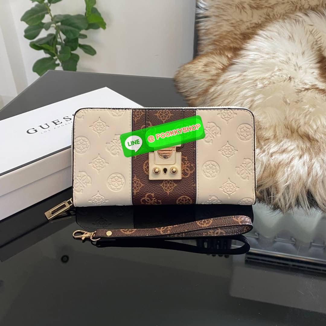 Guess Long Wallet กระเป๋าเงินใบยาวซิปรอบ ด้านหน้ามีโลโก้แบรนด์สีเข้ากระเป๋าสวยสะดุดตา รุ่นนี้มีสายคล้องมือมาให้ เพื่อใช้งานง่ายและสะดวกมากยิ่งขึ้น ด้านในมีช่องใส่ธนบัตร ช่องใส่บัตร และช่องซิปใส่เหรียญค่ะ