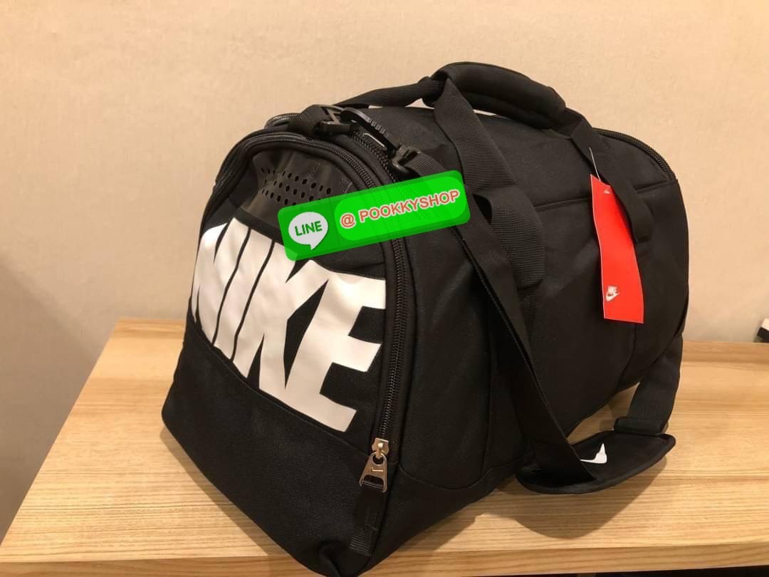 NIKE GYM BAG กระเป๋ายิมและกระเป๋าเดินทางสารพัดช่องที่มีพื้นที่ให้คุณเก็บของมากมาย ไม่ว่าจะช่องซิปคู่หลักที่กว้างใหญ่ สำหรับใส่เสื้อผ้าเดินทางได้หลายชุด ปลอดภัย ช่องรองเท้าแยก และช่องใส่ของด้านในสำหรับเก็บของมีค่า สายคล้องไหล่คู่และสายสะพายไหล่ถอดเก็บได้สา
