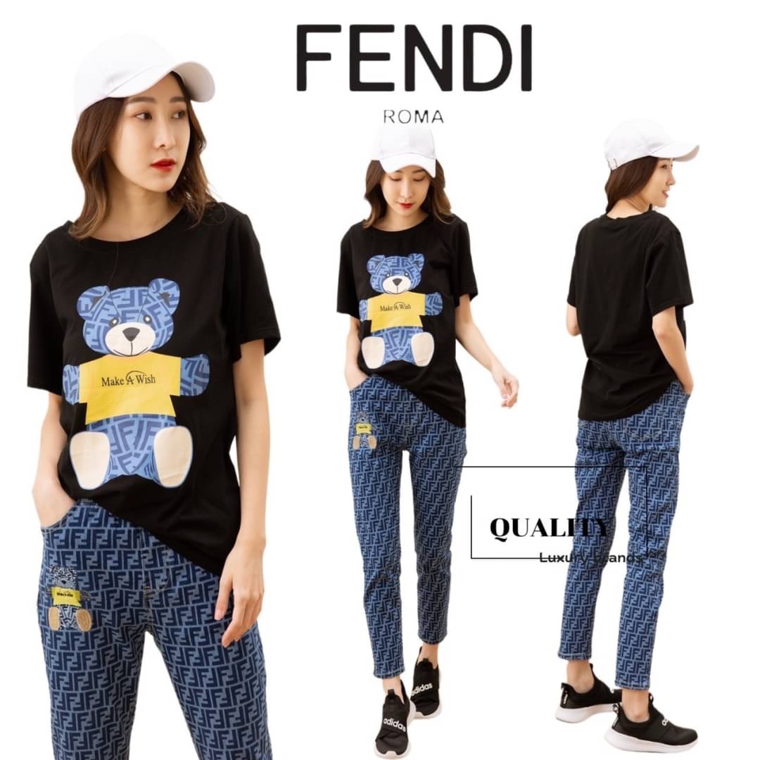พร้อมส่ง!!! Set jeans เสื้อ+กางเกงขายาว Fendi งานป้าผ้ายืดกระชับได้ผ้าดีมาก ใส่สบาย กางเกงยีนยืดปักโลโก้ เอวสป๊อต มีกระเป๋า 2 ข้างใส่สบาย รีบจัดแนะนำเลย การันตีคุณภาพดีสุด 10/10 lable Fendi