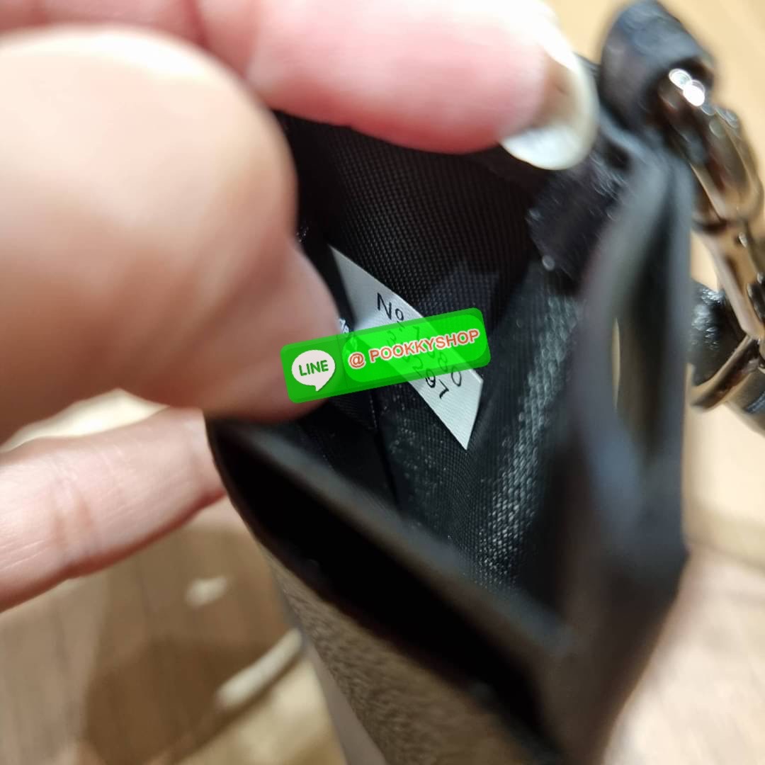 กระเป๋าใส่บัตรคล้องคอ Coach card holder ราคาพิเศษสุดๆ!!! ของหายาก!! ง่ายๆแบบไม่ธรรมดา!! คลาสสิคแต่มีดีเทลโดดเด่น!! กระเป๋าถนอมบัตร พร้อมสายคล้องคอ ดีไซน์ลวดลายสวย ดูดีทุกแบบ ใช้งานง่าย พกพาสะดวก จะใส่บัตรพนักงาน บัตรเครดิต บัตรปชช. ใบขับขี่ และบัตรอื่นๆที