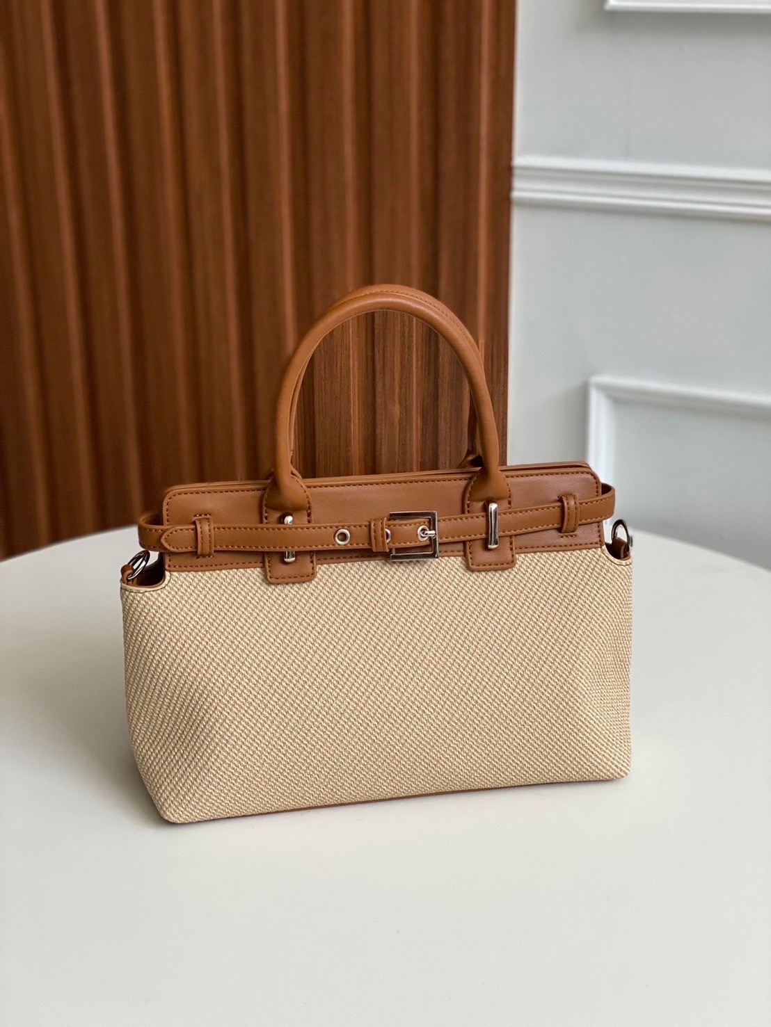 Danielle - Pu premium กระเป๋าหนังพียู งานตัดเย็บเนี้ยบมาก ทรงสวย คุณภาพดี น้ำหนักเบา จุของเยอะ สายสะพายยาว 1 เส้น ใส่ ipad ได้