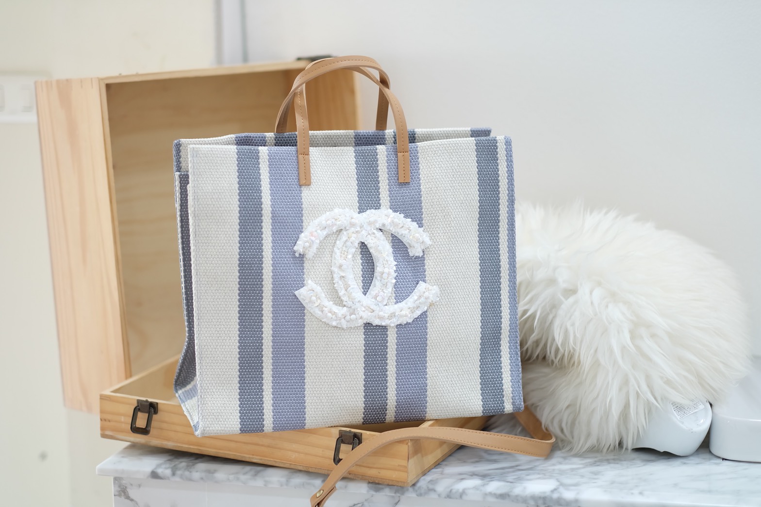 Chanel Canvas Tote bag .. กระเป๋างานผ้าCanvas ปัก Chanel สายหนัง งานสวย ทนทานใช้งาน ดูมีสไตส์มากๆคะ มีสายยาวสะพายข้างได้ หรือ จะทำเป็น Shopping Bag ก็สวยคะ