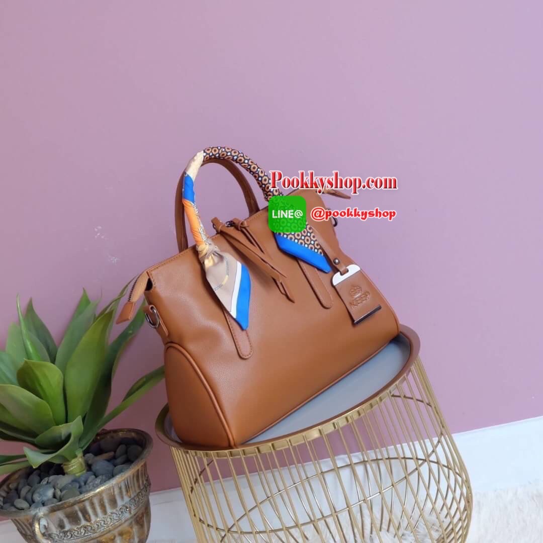 ทรงสวยขายดีมาก จากแบรนด์ KEEP ทรง รุ่น Parish hand bag with cute taddy จุดเด่นที่ >หนังเนื้อดี นิ่มมาก >น้ำหนักเบา >ถือสะพายเข้าง่ายกับทุกชุด >ขนาดกระเป๋ากำลังดีคะ ใส่ กปต ยาว ไอแพด จุคุ้ม > มีช่องย่อยแบ่งเก็บของด้านใน ถึง 3 ช่องใหญ่ แยกเก็