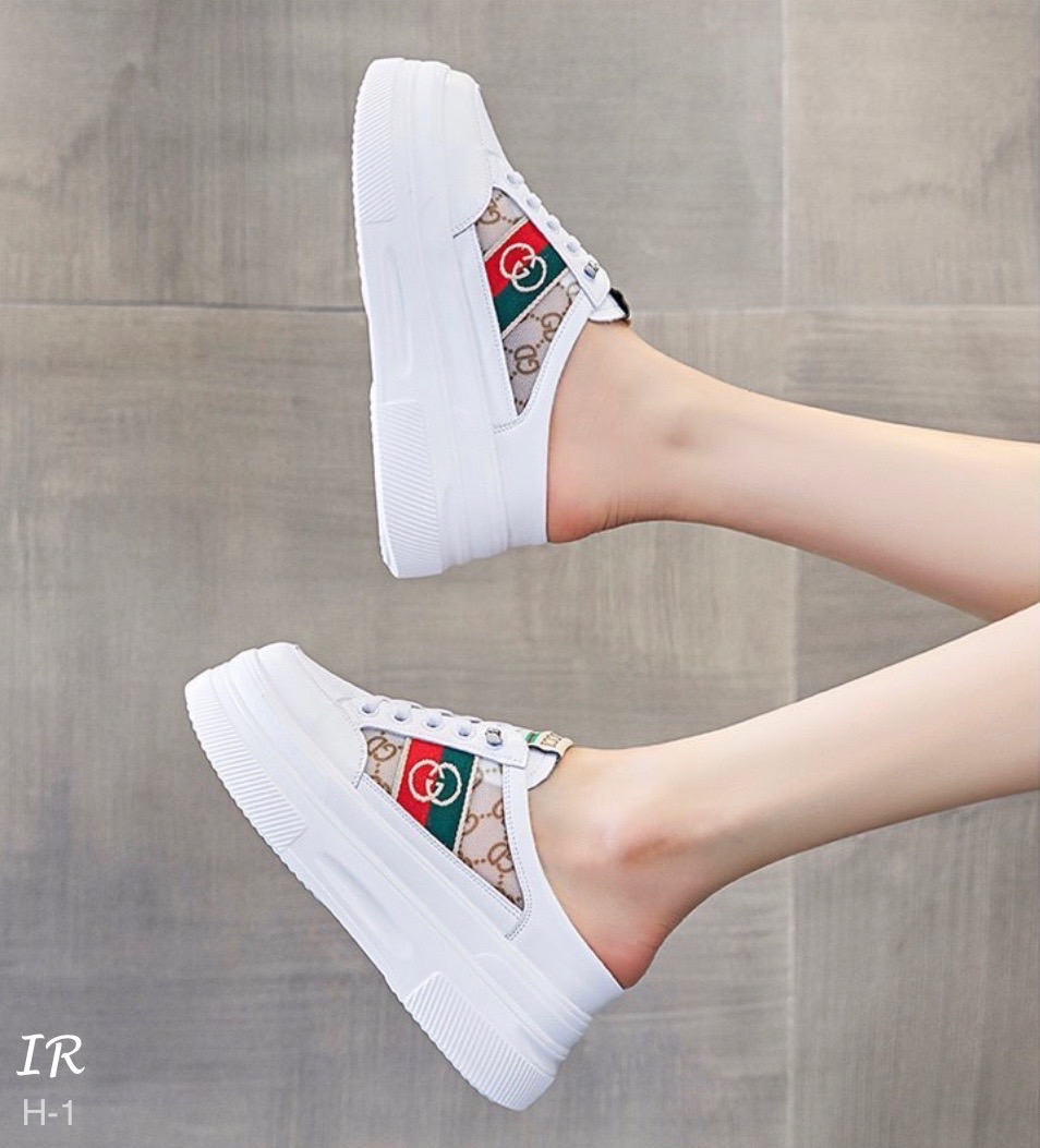 แบบขายดีมาก!!! พร้อมส่ง งานนำเข้า ผ้าใบโกงความสูงหนังพียูนิ่มลายตัดต่อลายแบรนด์ดังแบบสวมเปิดส้นใส่ง่ายมากค่า พื้นนิ่ม รองพื้นถอดได้ สูง 6 ซม. งานดี ใส่สวย การันตีจ้า