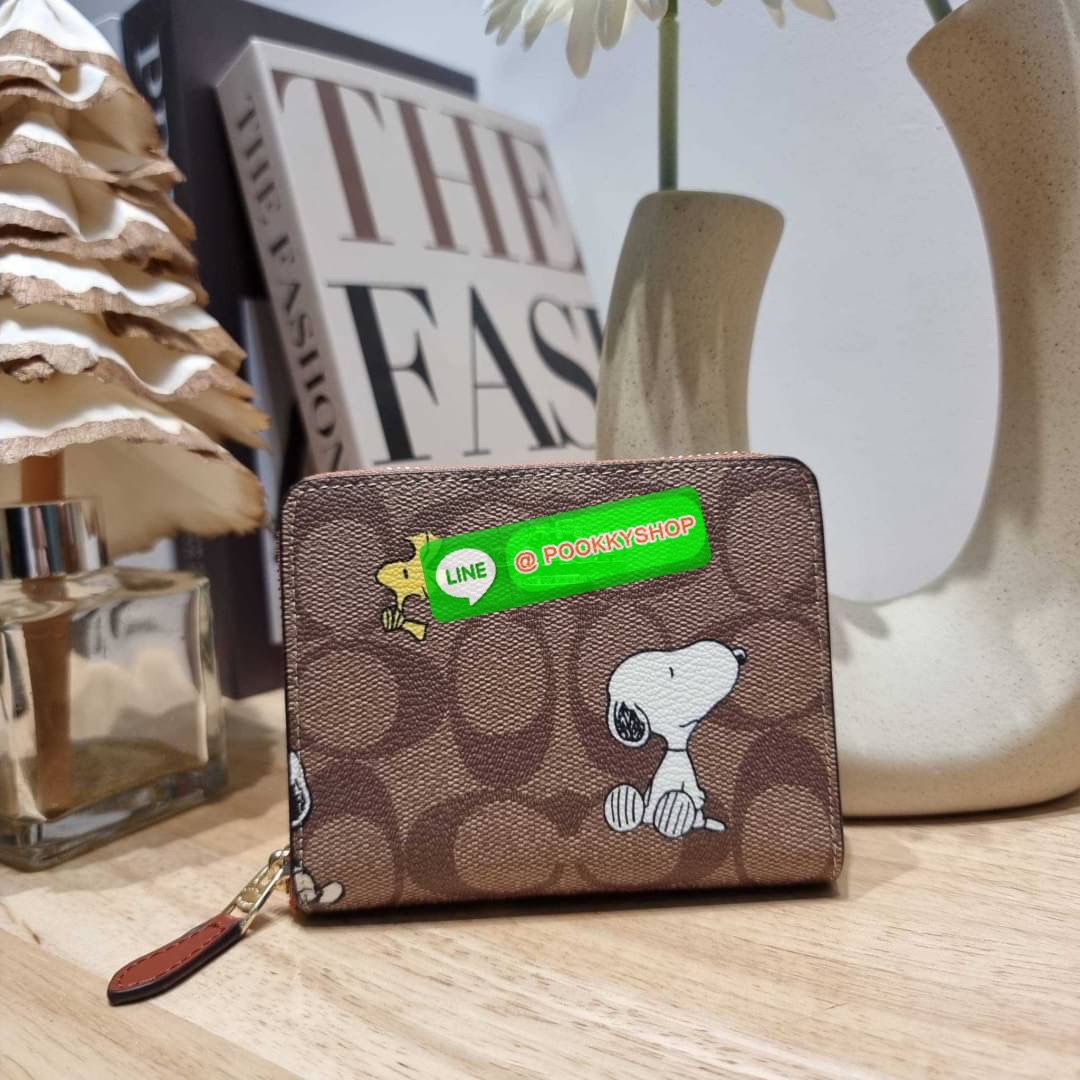 COACH CE708 COACH × PEANUTS SMALL ZIP AROUND WALLET IN SIGNATURE CANVAS WITH SNOOPY PRESENTS PRINT น้องใหม่เกินเบอร์กว่าเดิม กับกระเป๋าสตางค์ใบสั้น คอลใหม่จากเหล่าการ์ตูนสุดรัก ขนาดพกพาสะดวก ฟังก์ชั่นการใช้งานหลากหลาย ไม่ว่าจะช่องใส่บัตร ช่องใส่ธนบัตรที่ส
