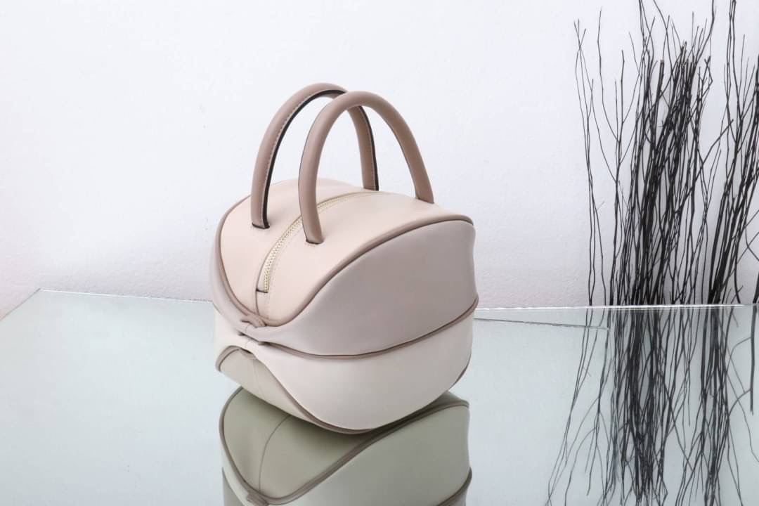 กระเป๋าลูกมะเฟืองยอดฮิต ดาราเซเลปใช้กันเยอะมาก งานตั้งใจผลิตกว่าจะได้มา แก้งานข้ามปี หลายรอบเพื่อความเป๊ะ งานสวยหนังสวย แถมฟรี!! ที่ห้อยลายดอกไม้ โอ้ย!!สวยเป๊ะขนาดนี้จะพลาดได้งัย