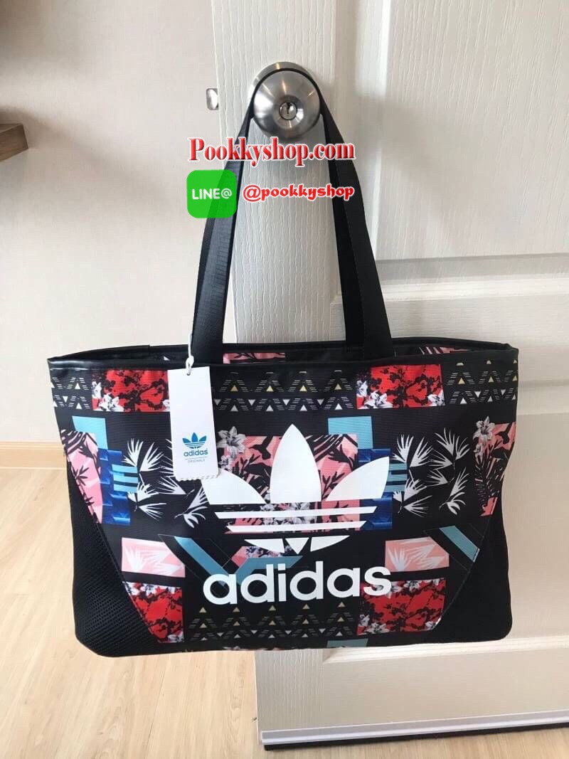 Adidas Original Large Tote Bag กระเป๋าสะพายทรง Tote หรือทรง shopping ใบใหญ่จาก Adidas Factory Outlet วัสดุ Nylon & Polyester 100% เนื้อนิ่มคุณภาพดี น้ำหนักเบาใบใหญ่จุได้เยอะ เปิดปิดด้วยซิปเดียวด้านบน หัวซิปปั้มโลโก้ ภายในมีช่องซิป แยกเก็บของสำคัญ และช่องใ