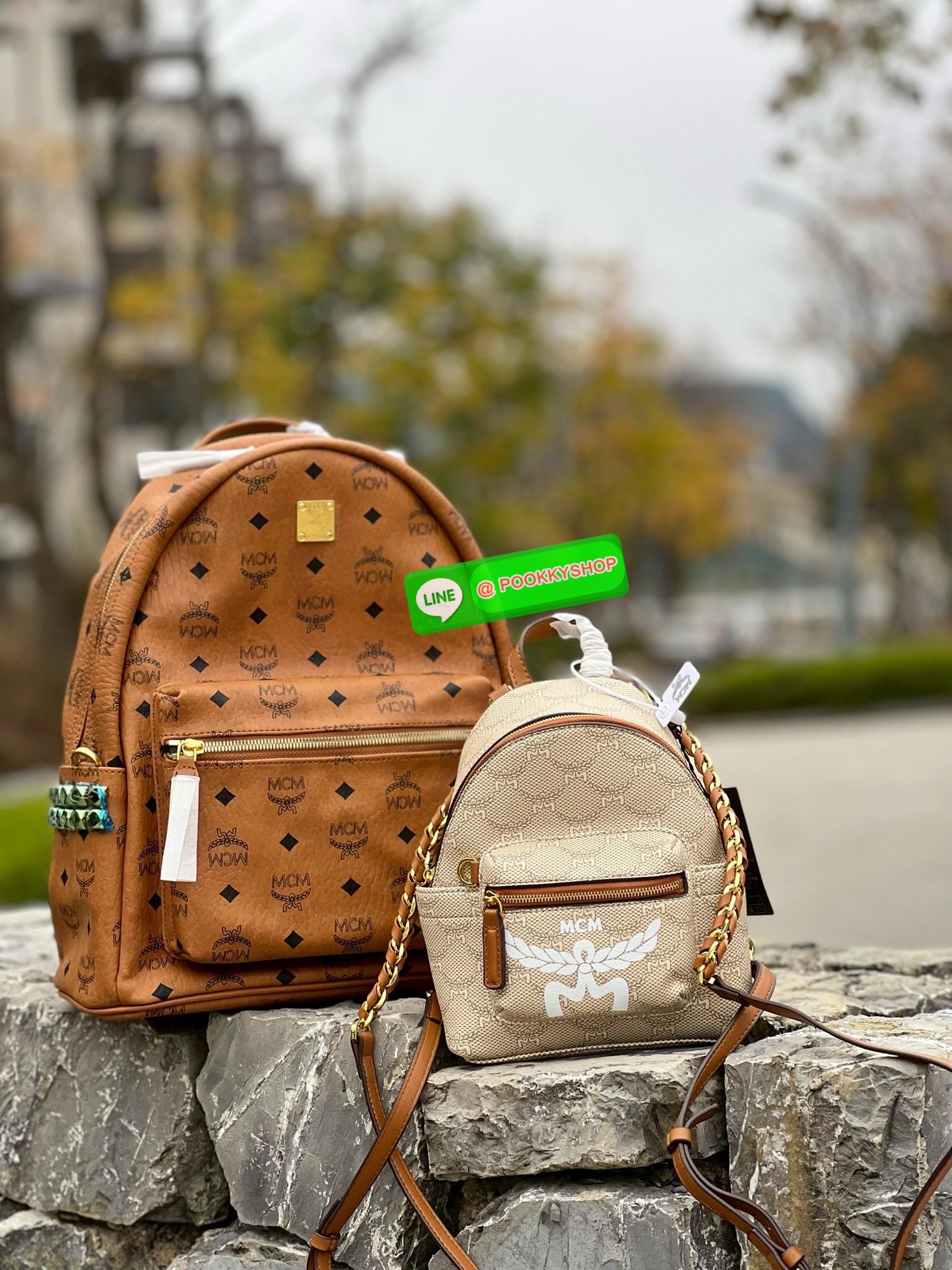 📸NEW NEW NEW!🎉🎉 เข้าแล้วสาวๆท่านใดรออยู่ จัดได้เลยค่าา อย่ารอช้าก่อนหมด! LAURETOS MCM STARK BACKPACK 📣พร้อมส่ง! บอกก่อนเลยน้องน่ารัก น่าใช้มากๆ พกพาติดตัวได้ตลอดเลยจริงๆค่า ใครมีแพลนเที่ยว ตปท.หน้าหนาวนี้จัดไปเลยค่าา สวยฉ่ำ