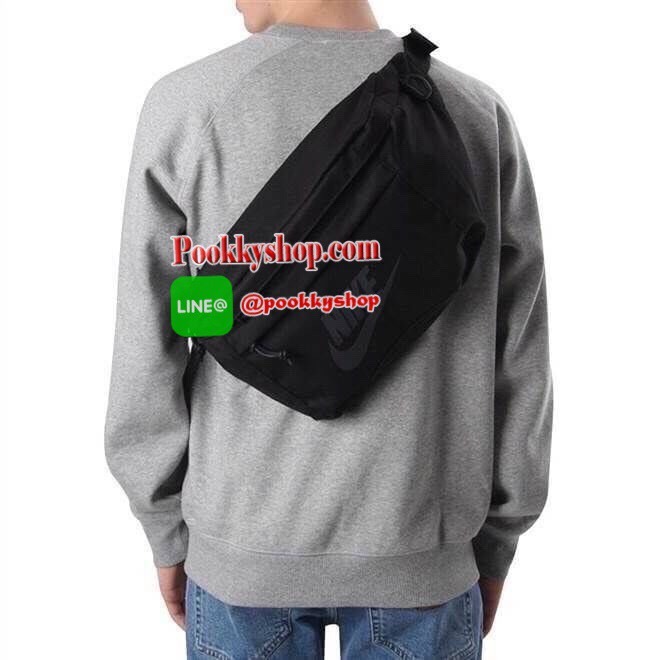 Brand : NIKE รุ่น TECH HIP PACK Detail : กระเป๋าขนาดพอเหมาะ คาดเอว สะพายข้าง หิ้วแบบชิวๆ เปิดปิดด้วยซิป 3 ช่อง (2 ช่องใหญ่ 1 ช่องเล็ก) โลโก้ด้านหน้า Nike เด่นชัด ภายในมีช่องใหญ่บนสุด มีช่องซิปเล็ดตาข่ายอีก 1 ช่อง บรรจุของได้จำนวนมาก ช่องเล็กด้านหน้าสามารถ