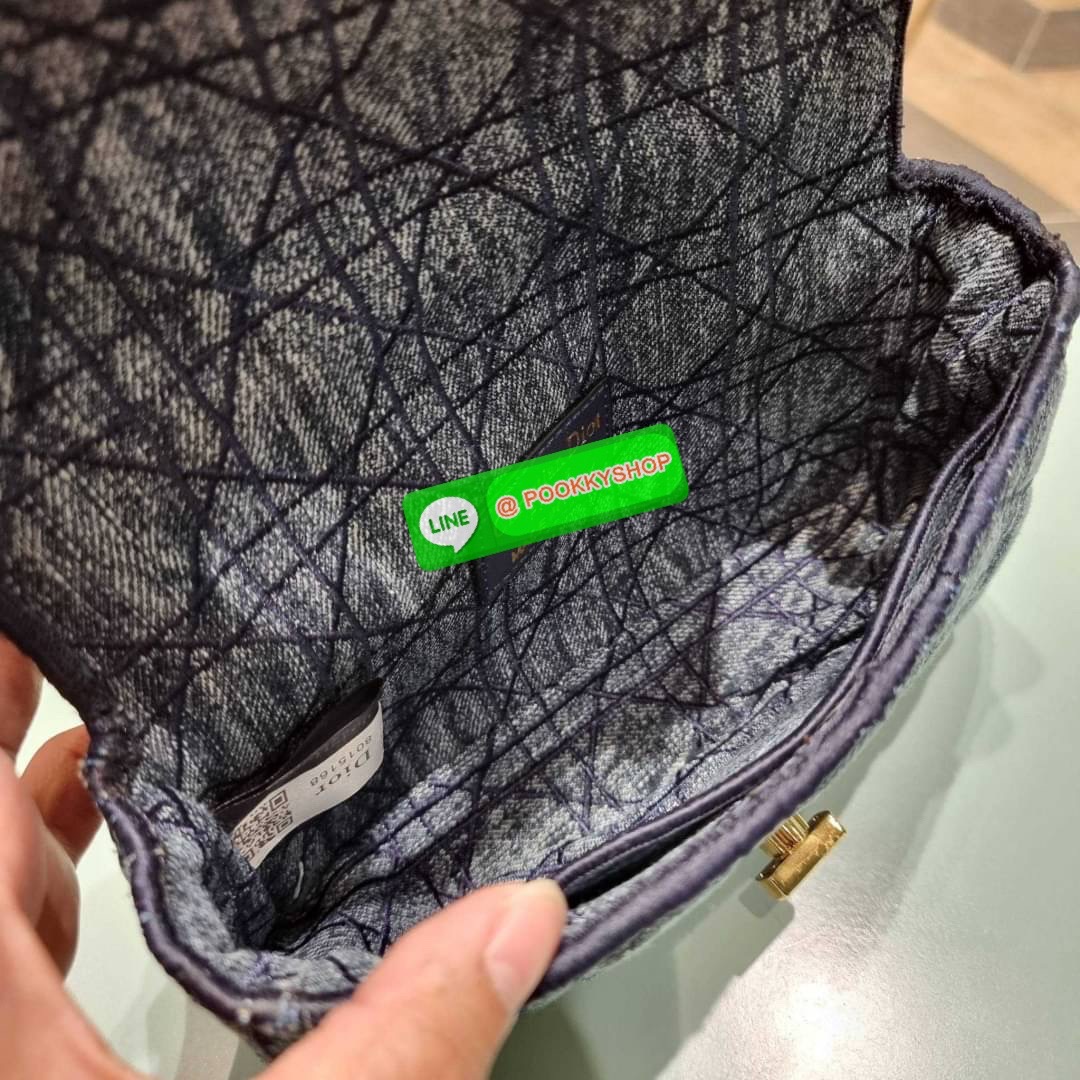 NEW IN CD SMALL CARO SHOULDER BAG กระเป๋าสะพายข้างพรีเมี่ยมกิ๊ฟทรงสวย ดีไซน์ย้อนยุค ที่รอบนี้โดดเด่นเป็นเอกลักษณ์มากๆ ดีไซน์สีเดนิมคลาสสิค เปิด-ปิดด้วยอะไหล่บิดล็อค หรูหรา ใช้งานง่าย วัสดุผ้าเดนิมทนทาน ภายในเป็นช่องโล่ง มีช่องย่อย ด้านหลังก็ยังมีช่องใส่บั