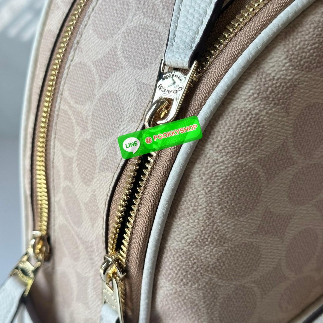 Coach Court Backpack In Signature Canvas 🔖กระเป๋าเป้สะพายหลัง ขนาดกำลังดี สะพายได้ทุกโอกาส 🔖วัสดุ : หนังแคนวาส ตัดหนังแท้ 🔖เปิด-ปิดแบบซิป ด้านในมีกระเป๋าซิปและกระเป๋าอเนกประสงค์ ปิดด้วยซิปคู่ มีซับในผ้า มีช่องซิปด้านนอก 🔖สา