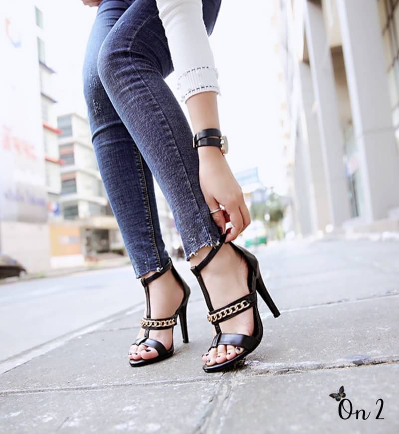 GIVENCHY SHOES Style Givenchy ส้นสูงดีไซน์เรียบหรู ดูคลาสสิค ซิปหลัง เพิ่มดีเทลโซ่ทอง Sexy สูง4” กำลังดี ใส่แล้วดูโปร่งสูงเท้าเรียบสวย ใส่ออกงานได้เลยค่ะ หรือจะใส่กับยีนส์ก้อลงตัว เท่ห์ๆ ห้ามพลาดนะคะ ฟ