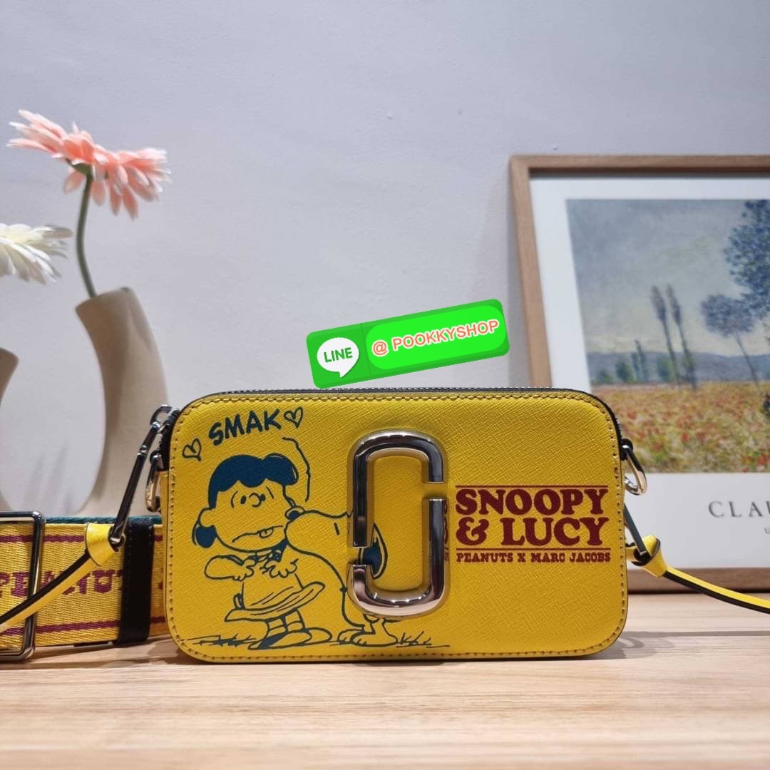 PEANUTS × MARC JACOBS THE SNAPSHOT CROSSBODY BAG คอลเลคชั่นแสนคิวท์ ที่ยกขบวนเหล่าซุปตาร์การ์ตูนมาให้แบบจัดเต็ม กับไอเท็มยอดฮิตที่โดดเด่นเป็นเอกลักษณ์ กระเป๋าสะพายข้างสุดปัง ดีไซน์ลายพรินท์แก๊งค์การ์ตูนสุดฮอต เรียกได้ว่าไม่ซ้ำใคร!! วัสดุหนังวัว สวยอยู่ทรง