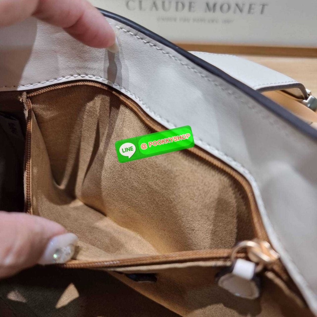 COACH CR533 ELIZA SHOULDER BAG 🔅 Details ใหม่ล่าสุด กระเป๋าสะพายไหล่ทรงโฮโบสุดหรู ดีไซน์โลโก้แบบใหม่และหรูหรายิ่งขึ้น คงความคลาสสิคและวินเทจ เปิด-ปิดด้วยสายคาดแบบกระดุมแม่เหล็ก ภายในเป็นช่องโล่ง แบ่งสัดส่วนไว้อย่างดี มีทั้งช่องใส่บัตร และช่องซิป ส