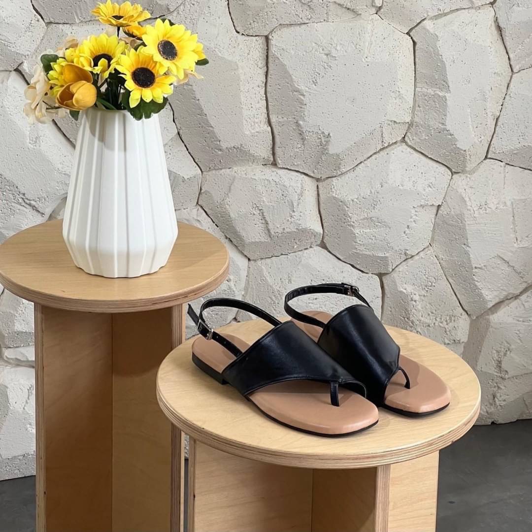 Korea style แบบใหม่รับซัมเมอร์จ้า แตะรัดส้น ทรงคาดหน้าไขว้ น่ารักมากคะ งานสวยมากจริงๆ พื้นนิ่มเบาสบาย ใส่ได้ทุกวันค่ะ