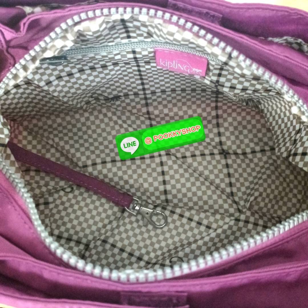 KIPLING ELISE HANDBAG กระเป๋าถือและสะพายไหล่ วัสดุ Nylon +Polyester ขนาดกำลังพอดี จุของได้มาก มีหูจับสองสาย ถือสะดวก น้ำหนักเบา มีช่องซิป ด้านหน้า ช่อง กระเป๋าหลักเปิด-ปิดด้วยซิป มี3 ช่องว่างใส่ของได้จุมากๆ ใส่มือถือได้ กระเป๋าสตางค์ใบยาว และ เครื่องสำอาง
