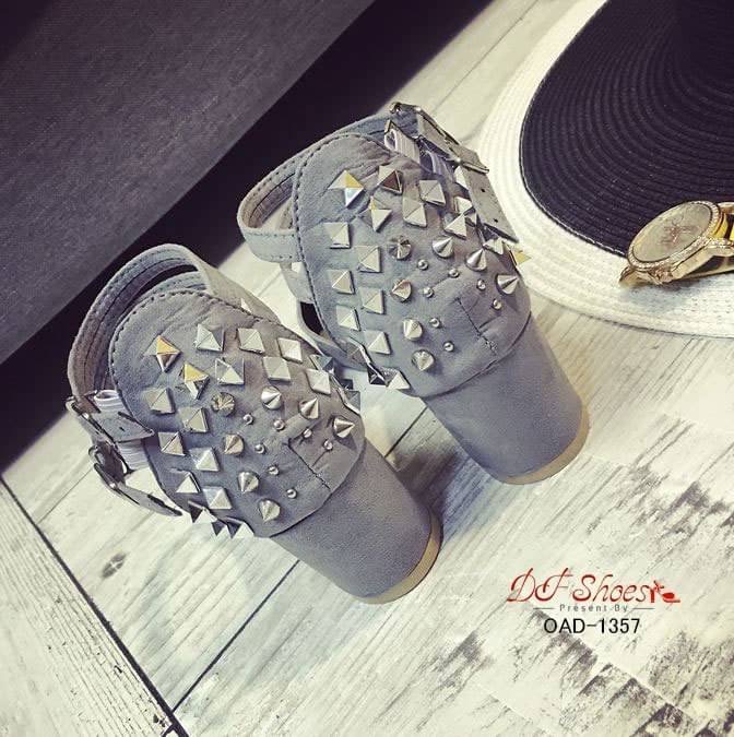 สินค้าพร้อมส่ง รองเท้าส้นสูงหัวแหลมรัดข้อ สายคาด2เส้น ประดับหมุดสีเงินที่ส้น ส้นตัน วัสดุผ้าสักหราด ทรงเก็บหน้าเท้าดี ดูเท้าเรียวค่ะ แมทเข้ากับชุดได้ง่าย รีบจองเข้ามาได้นะคะ