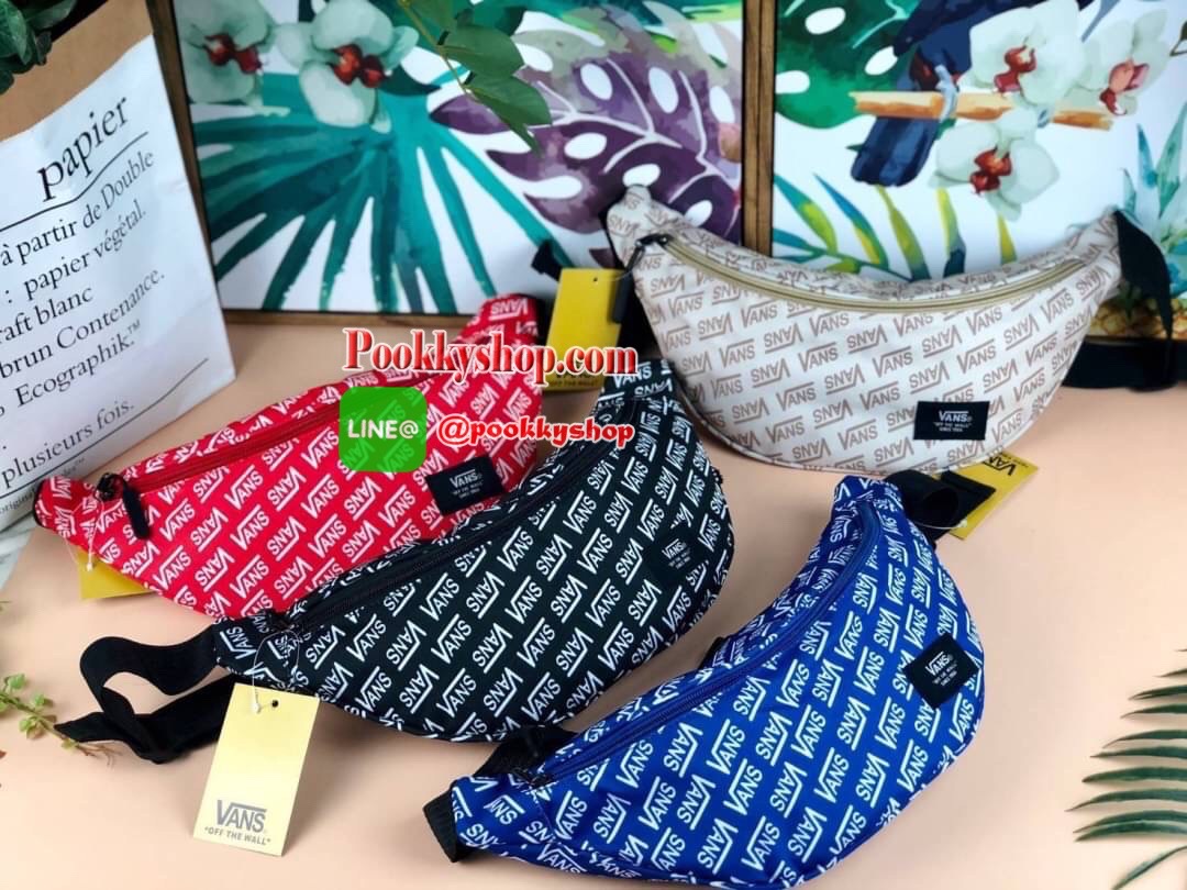 New! กระเป๋าสไตล์คาดอกจาก Vans วัสดุโพลีเอสเตอร์กันน้ำได้เล็กน้อย ทำลวดลายโลโก้แบรนด์ทั้งใบ เปิดปิดแบบซิปที่ด้านหน้า ด้านในมีช้องซิปเล็กให้ 1 ช่อง สามารถใส่กระเป๋าเงินใบยาวและiPhone plus ได้สบายๆค่ะ สายคาดอกปรับสายได้ตามต้องการ มีทั้งหมด 4 สีให้เลือกค่า