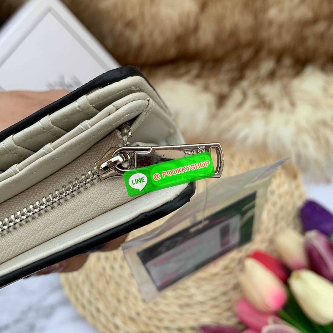 Lyn Wallet กระเป๋าตังLYN ขนาดใบกลาง ด้านหน้าติดโลโก้แบรนด์ ด้านในมีช่องใส่บัตร8ช่อง ช่องใส่ธนบัตรและช่องซิบแยกใส่เหรียญ ตัวจับซิบปั๊มแบรนด์ ใครกำลังมองหากระเป๋าสตางค์สีเรียบๆชิคๆแนะนำค่ะ