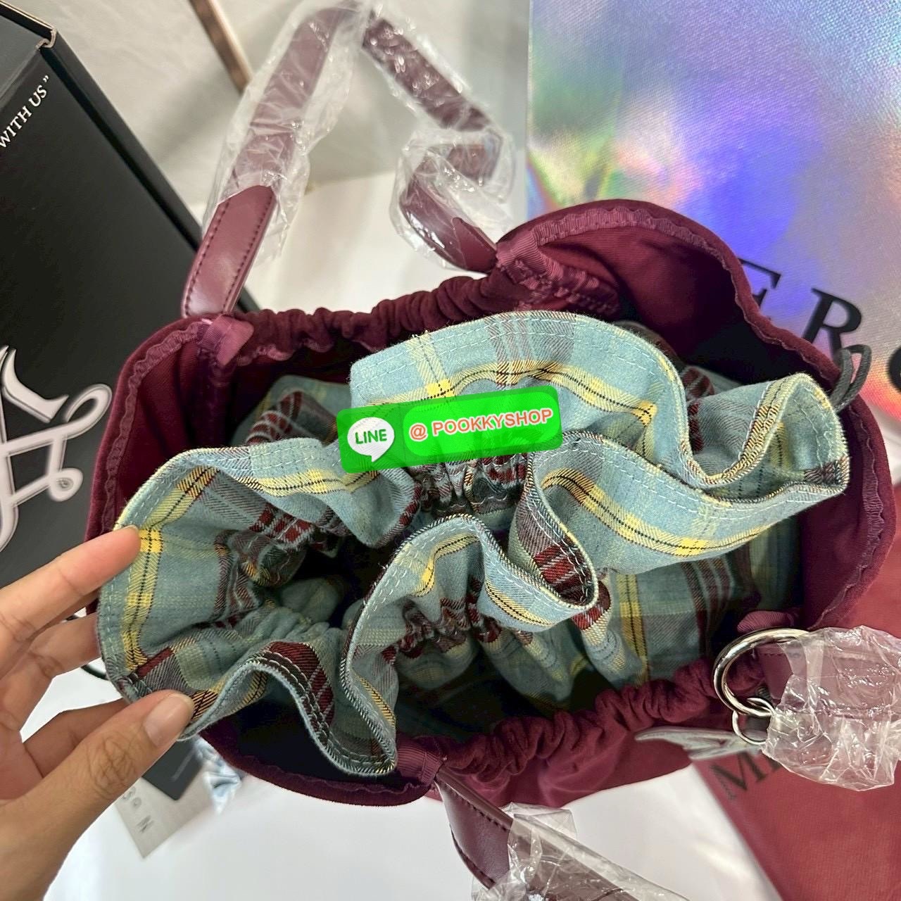 Merge A Day Bag Medium - Suede Edition (Limited) กระเป๋าสะพายไหล่ size ใหม่ ขนาดกระทัดรัดขึ้น แต่ยังสามารถจุของได้เยอะเหมือนเดิม ปรับสายกระเป๋าเป็นแบนสะพายทั้งวันไม่รู้สึกเมื่อยไหล่คะ