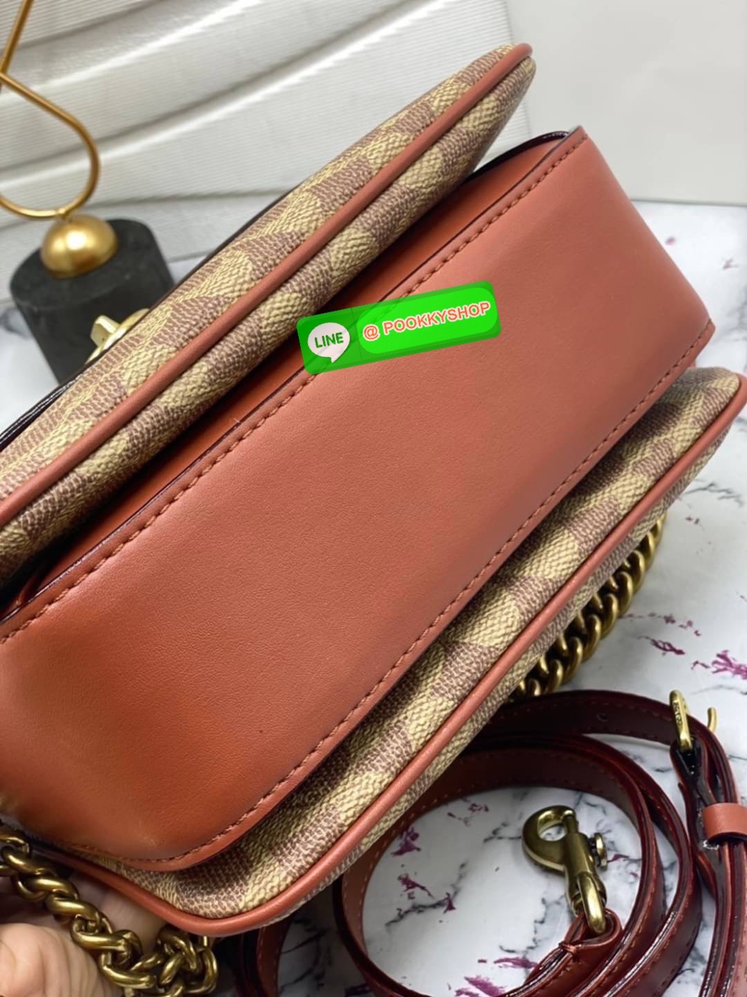 COACH 89089 CASSIE CROSSBODY 19 IN SIGNATURE CANVAS คัมแบ็คแล้วจ้า!! เรียบหรู ดูดี ต้องไอเท็มนี้เลย!! กระเป๋าสะพายข้าง สุดพิเศษ!! มีสายมาให้ถึง 3 แบบ!! สลับใช้แมทช์ตามสไตล์ได้เลย วัสดุหนังแคนวาสสลับหนังแท้ บอกเลยว่าสวยทุกสีนะคอลนี้ เปิด-ปิดด้วยตัวบิดล็อค