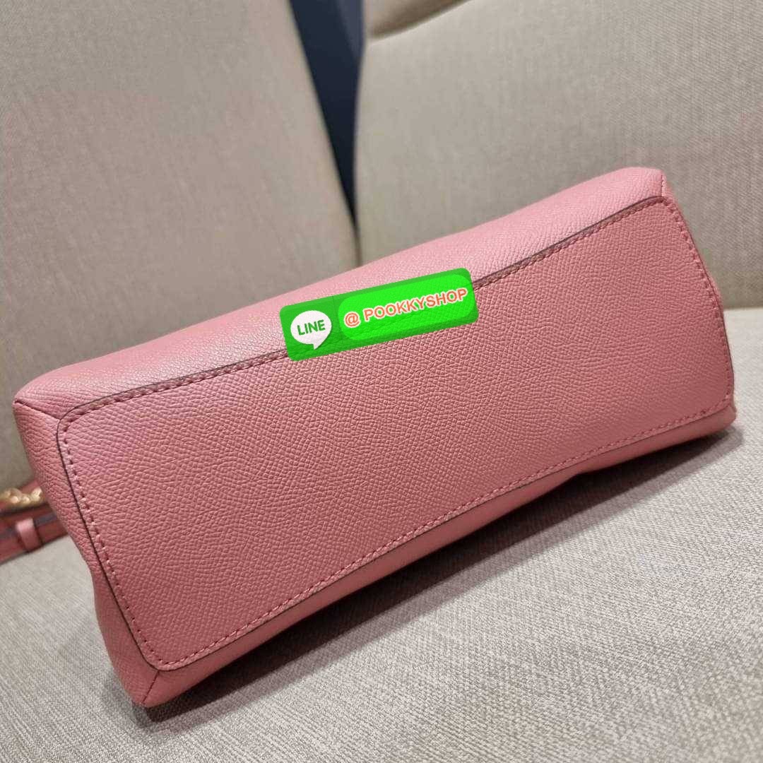 COACH F29434 MINI SAGE CARRYALL IN SIGNATURE CANVAS รุ่นยอดฮิต!! ที่สุดของกระเป๋าสะพายขายดี ต้องทรงถังมินิรุ่นนี้ วัสดุหนังแคนวาสเคลือบลาย สวย คลาสสิค มาพร้อมสายสะพายข้างและหูหิ้วในตัว ถอดออกถือคล้องแขนเก๋ๆ หรูๆยังได้ ภายในเป็นช่องโล่ง แบ่งสัดส่วนอย่างดี