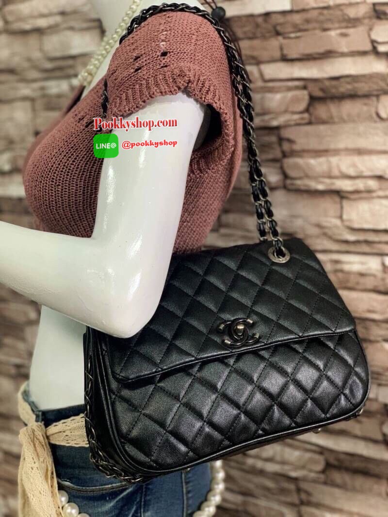 Chanel Quilted Chain Sling Bag วัสดุหนังแกะสังเคราะห์ขึ้นลายตารางหนังสวยอยู่ทรง ดีไซน์ไฮโซ เปิดปิดด้วยฝาปิดกระดุม ภายในมีโลโก้และช่องใส่ของ ใส่กระเป๋าสตางค์ใบยาว มือถือ ของจุกจิกได้เยอะ น้ำหนักเบา ด้านหลังมีช่องใส่ของ มาพร้อมสายโซ่ร้อยหนัง อะไหล่ดำคลาสสิค