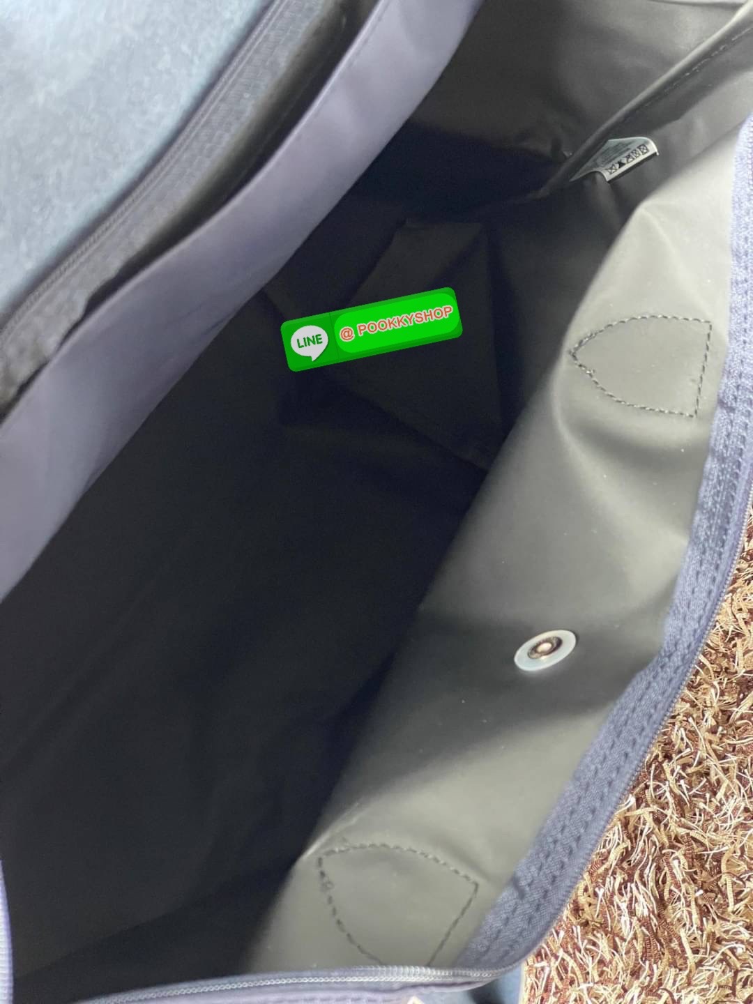 💕LONGCHAMP LE PLIAGE TRES PARIS SHOULDER BAG กระเป๋าโท้ทใบนี้ดึงดูดใจคุณด้วยรูปทรงมินิมอลและปริมาตรที่เพียงพอซึ่งสามารถเก็บเอกสารหรือแล็ปท็อปทั้งหมดของคุณได้อย่างง่ายดาย สายคล้องไหล่มีความยาวช่วยให้คุณสะพายได้อย่างสบาย ขณะที่การปิดด้วยซิปช่วยให้มั