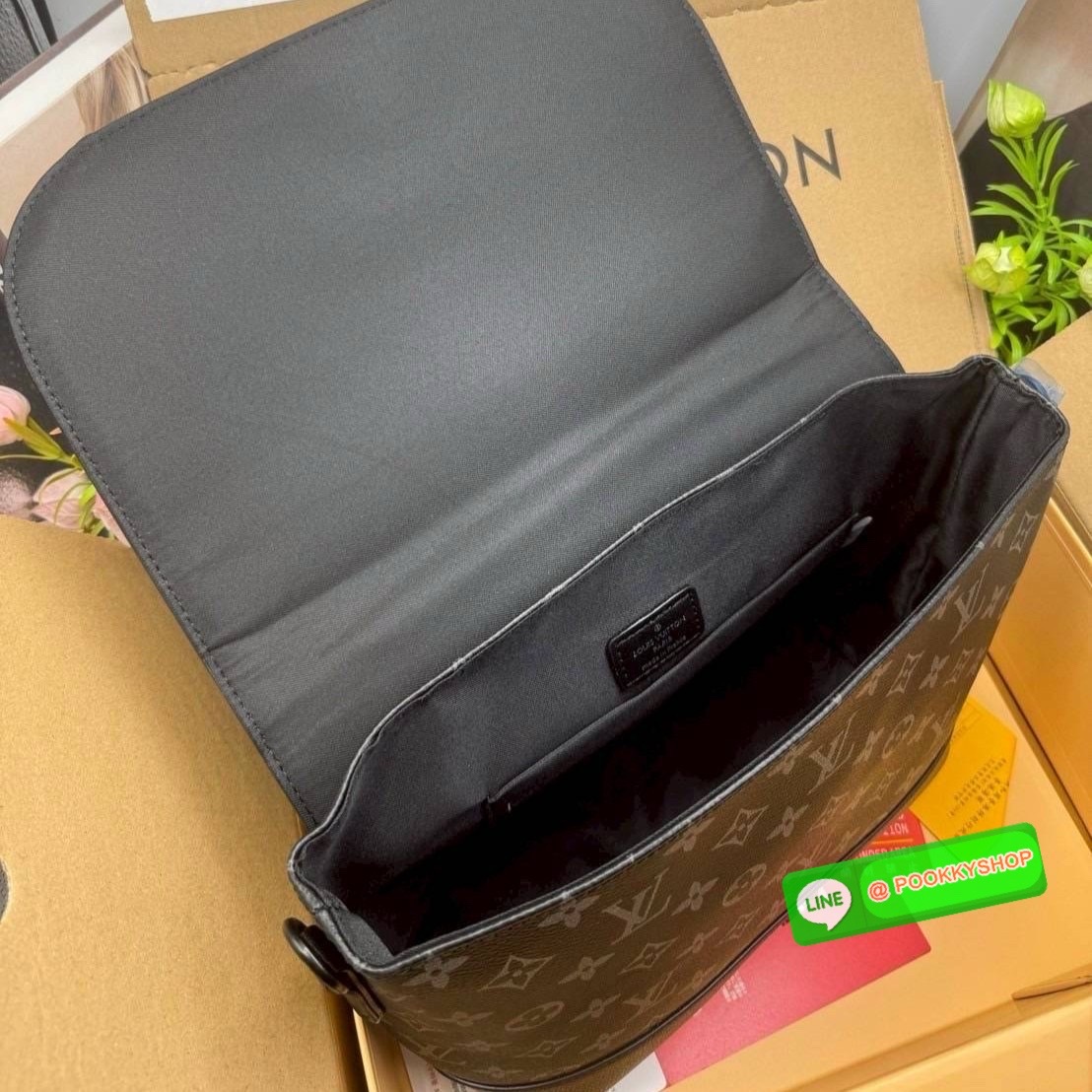 LV Saumur Messenger Bag Monogram Eclipse Canvas Bag กระเป๋าสะพายทรงแมสเซ็นเจอร์ ดีไซน์ทันสมัย คอลเลคชั่นสุดหล่อ ดีไซน์คลาสสิคแฝงดีเทลความหรู ที่ทำให้หนุ่มๆใช้ได้ไม่มีเบื่อ เปิด-ปิดกระดุมแม่เหล็ก ใช้งานง่ายและสะดวก ภายในโล่งกว้างมากๆ มีช่องย่อยแบ่งสัดส่วน