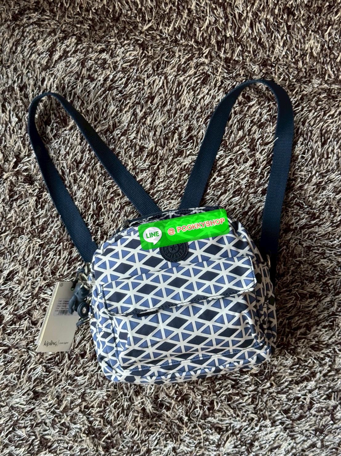 Kipling Candy 3 Ways กระเป๋าสไตล์มินิมอลล์ น้ำหนักเบาทำหลายสไตล์ ทั้งในแบบถือ สะพายพาดลำตัว หรือจะเป็นเป้ขนาดเล็กก็ได้ มีช่องซิปจัดระเบียบสิ่งของหลายช่อง ใส่สิ่งของจำเป็นได้ครบครัน