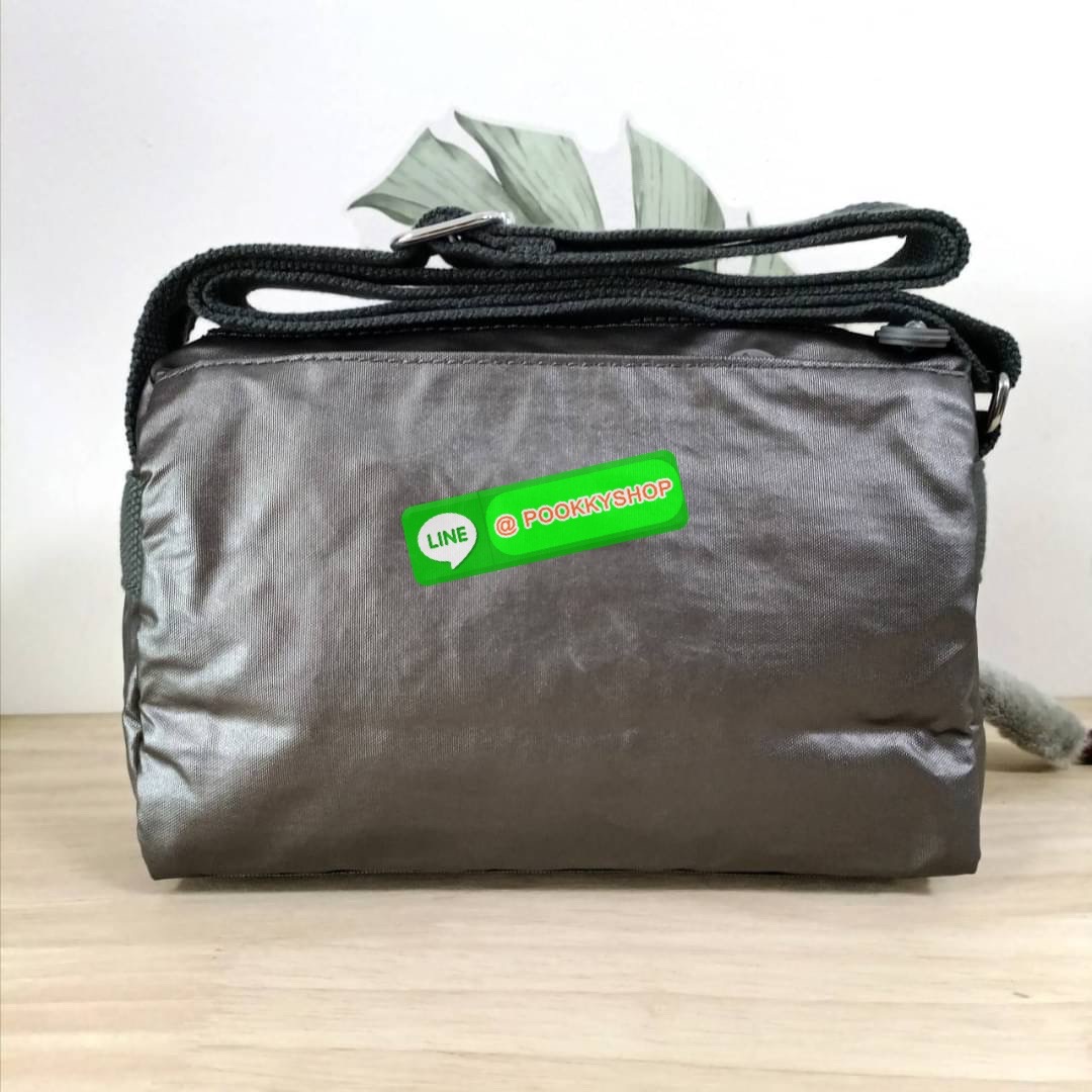 KIPLING Mini Crossbodybag กระเป๋าสะพายข้างขนาดกะทัดรัด ผลิตจากวัสดุ Nylon + ซับใน Polyester100% มีช่องใช้งานแยกย่อยมากถึง 4 ช่อง -ด้านหน้ามีช่องซิป 2 ช่อง -ช่องหลักโล่ง กว้าง จุของใช้ได้เยอะ -ด้านหลังมีช่องซิปอีก 1 ช่อง มาพร้อมพวงกุญเเจลิง สายสะพายยาวสมาร