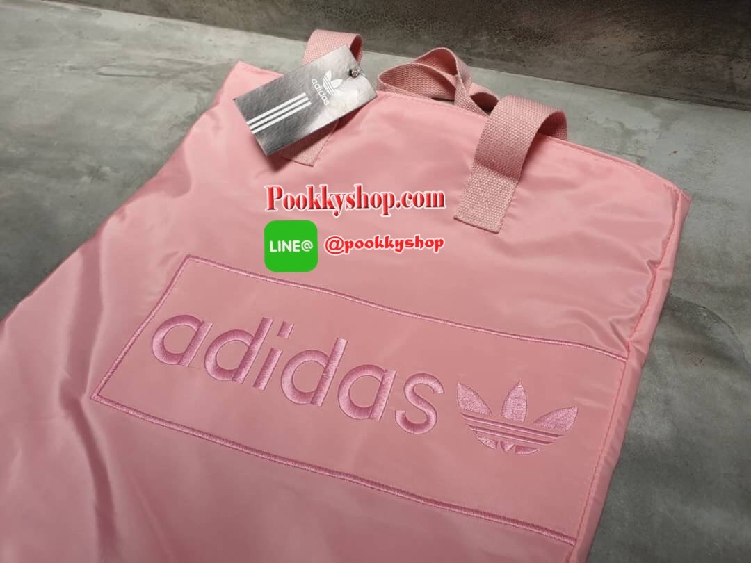 adidas shopping bag ลายปัก กระเป๋าถือด้านหน้าปักโลโก้แบรนด์ รุ่นนี้เปิดปิดด้วยช่องซิป ด้านหลังเรียบ ขนาดกำลังดี วัสดุกันน้ำ รุ่นนี้ใส่ของได้เยอะค่ะ คุ้มๆ กับสาวก adidas แบบสปอร์ต อย่าพลาดน๊า