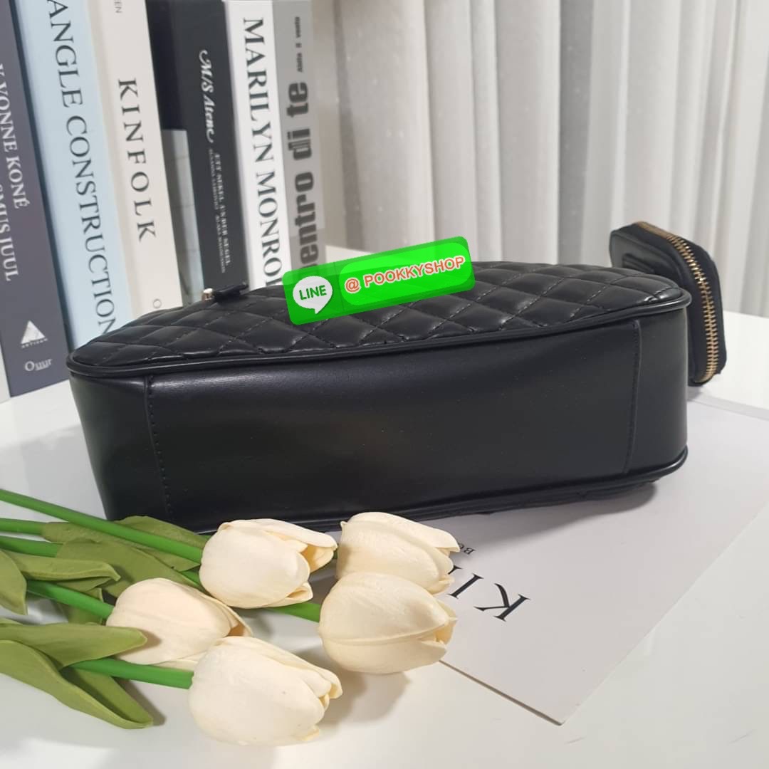 New Collection!! Guess woman’s Logo Cityy Handbag Bag กระเป๋าสะพายรุ่นใหม่ล่าสุด ทรงยอดนิยม มาพร้อมกระเป๋าใส่เหรียญสุดชิค ตัวกระเป๋าหนังนิ่มประดับโลโก้แบรนด์ เปิดปิดด้วยกระดุมซิปยาว ด้านในมีช่องโล่งกว้าง มีช่องใส่บัตร6ช่อง และช่องซิป มี ใส่กระเป๋าสตางค์ยา