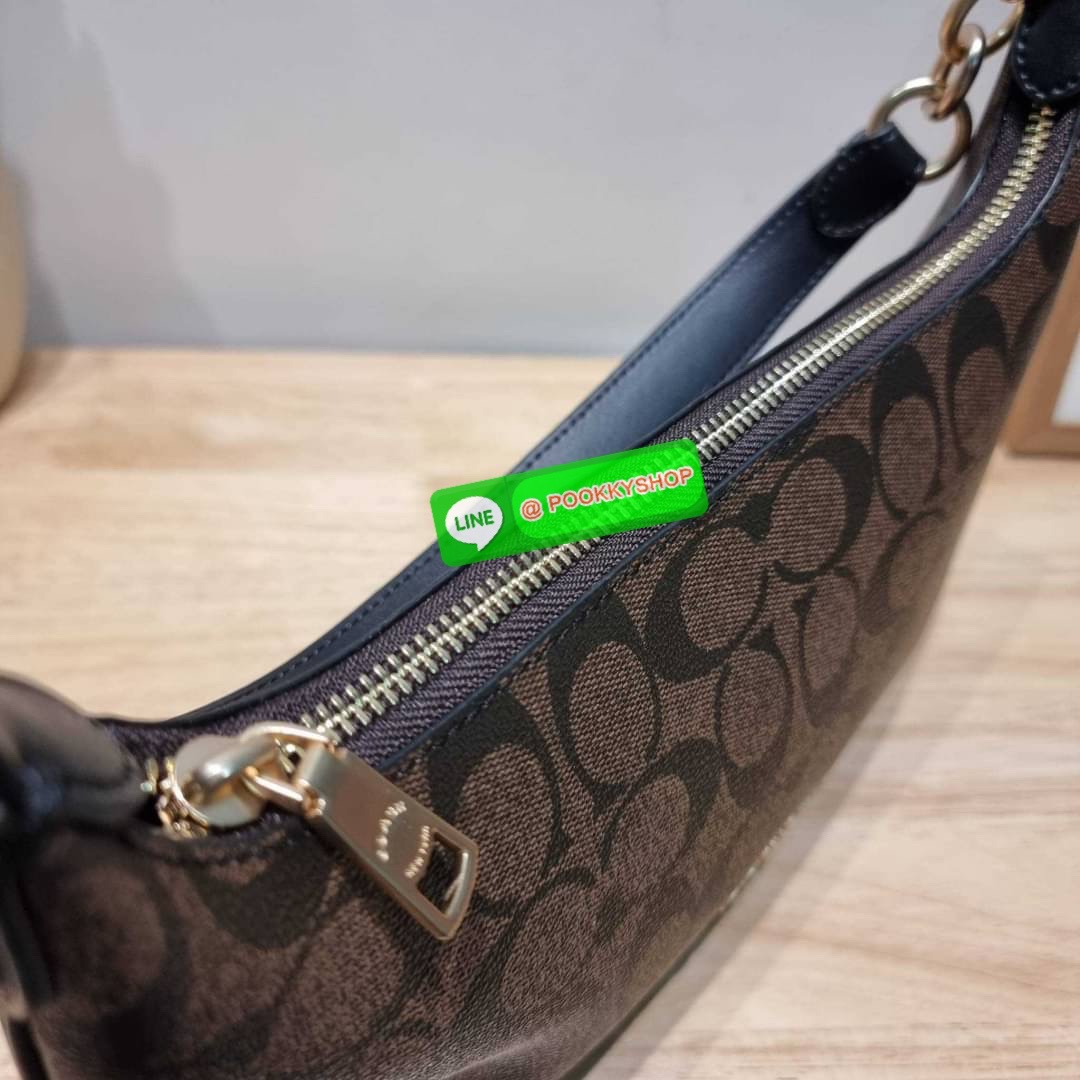COACH CE620 PAYTON HOBO IN SIGNATURE CANVAS คอลเลคชั่นใหม่ 2023 มาแรงเกินต้าน ด้วยรูปทรงโฮโบสุดคลาสสิค สะดวกใช้ได้ในทุกวัน ขนาดกะทัดรัด แต่จุของได้เต็มที่ วัสดุหนังแคนวาสเคลือบลาย น้ำหนักเบา เปิดใช้งานด้วยซิป สายสะพายในตัวหนังสลับโซ่ ภายในเป็นช่องโล่ง ใส่