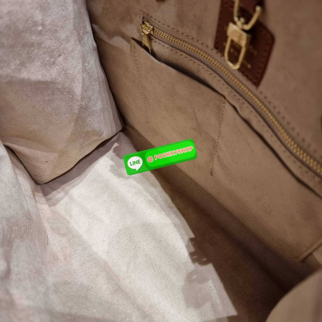 New arrival!! LV crossbody tote bag ดีไซน์สวยคม สมราคา ดูแพงไปอีก ด้วยดีเทลลายของหนัง crossgrain กระเป๋าทรงโท้ทจากเคาน์เตอร์ dutyfree คลาสสิค ผู้ดียืนหนึ่ง โทนสีใช้งานง่าย แมทช์ได้ทุกลุค มาพร้อมหูจับในตัว แบบหูหิ้ว และหูยาวสำหรับสะพายไหล่ เก๋มาก ชิคมาก ภา