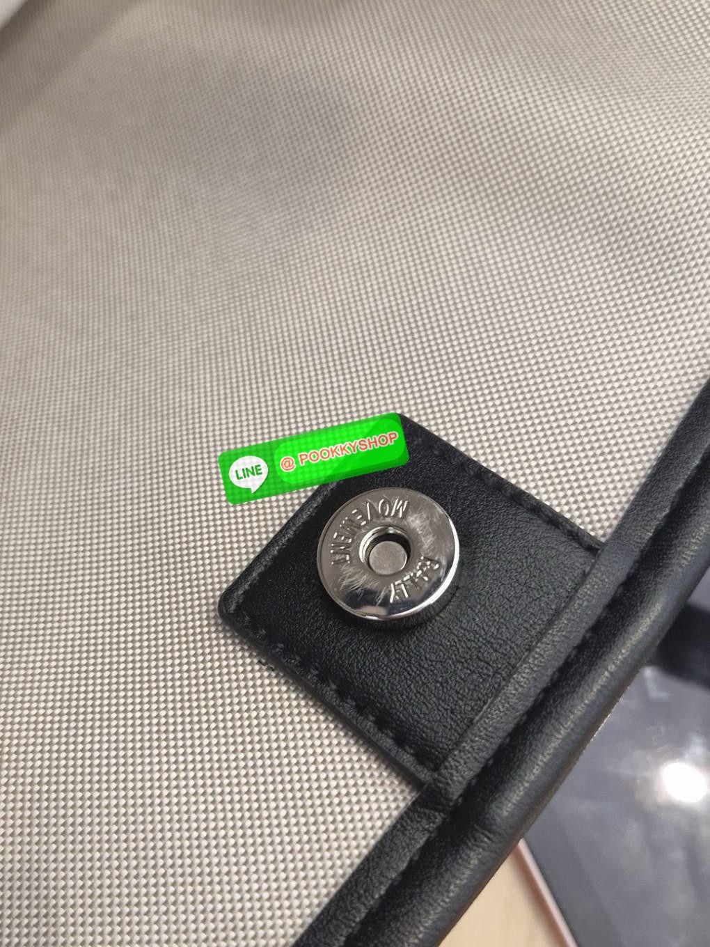 พร้อมส่งแล้ววันนี้!! RALLY TOTE BAG หายากที่สุดในตอนนี้!! ตัวกระเป๋าทำจาก LIGHTWEIGHT DURABLE CANVAS มีน้ำหนักเบา และในส่วนของฐนกระเป๋าและหูกระเป๋าทำจากหนังวีแกน ซึ่งมีความแข็งแรง ทนทาน แถมยังรองรับน้ำหนักได้ดี โดยภายในกระเป๋าจะมีช่องใส่ของขนาดเล็กสำหรับจ