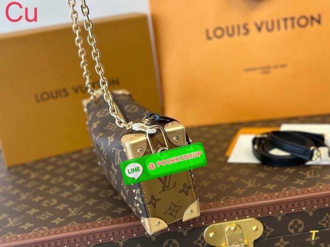 LV Slim Trunk Monogram Canvas Bag กระเป๋าสะพายทรงสลิม สุดยอดไอโคนิค ทรงสวย สวยมีเสน่ห์ แต่งหมุดเพิ่มร็อคแอนด์โรลด์ตามสไตส์แบรนด์ โดดเด่นด้วยหมุดเข้ามุม คล้องแขนคล้องไหล่เก๋ๆ หรือสะพายข้างชิคๆ พร้อมตอบรับได้ทุกลุค ทุกสไตล์ไปเลยจ้า